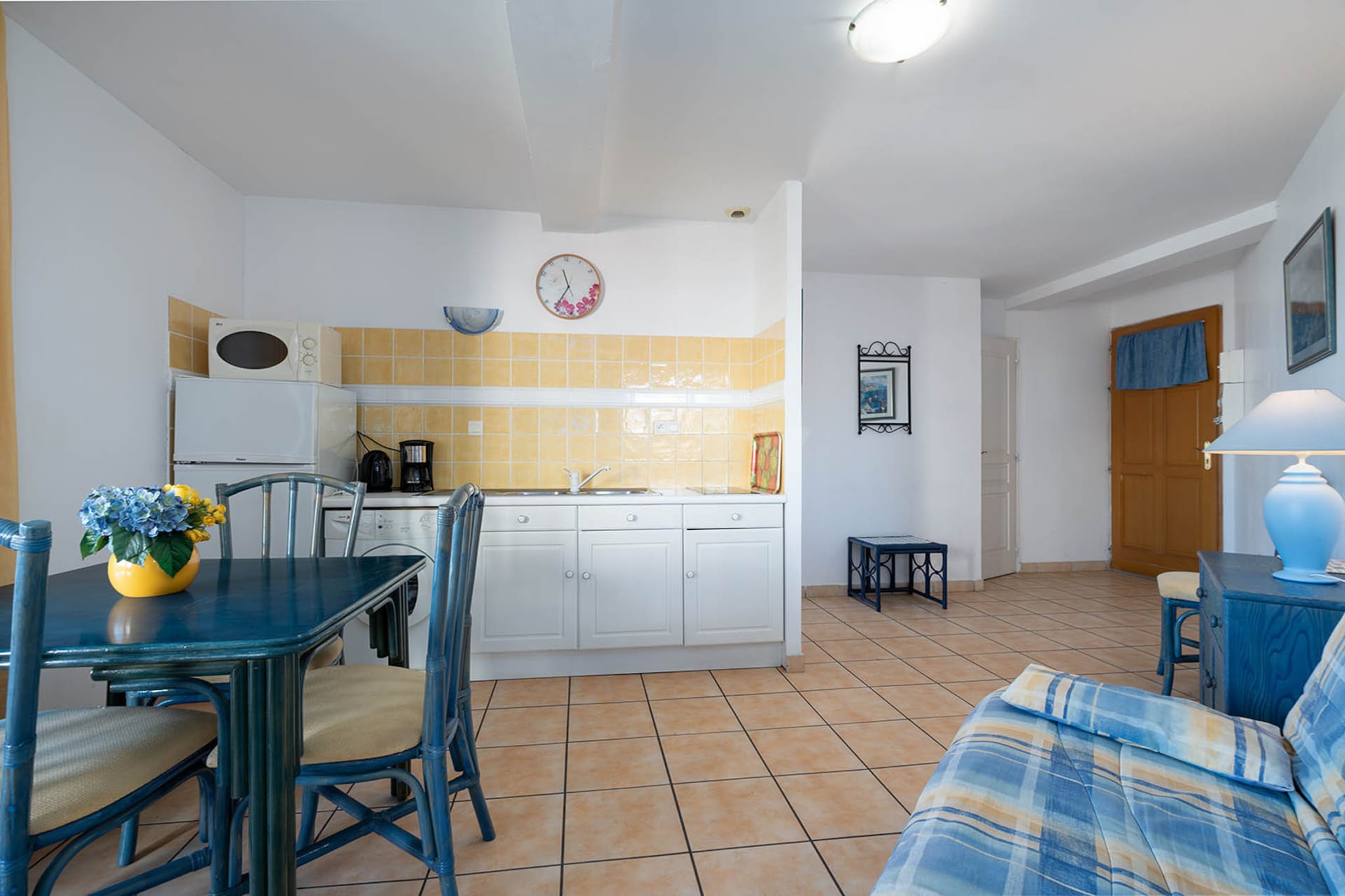 This charming 35m² apartment, located in Cap d'Agde, is perfect for a relaxing seaside getaway, accommodating up to 4 guests. With a spacious 15m² balcony, you can enjoy the sunshine, take in the fresh air, and unwind after a day at the beach. The apartment is situated just 50 meters from the beach and close to local shops and restaurants, making it an ideal location for those wanting to explore or simply relax by the sea.
The apartment features a modern and well-equipped kitchen, including a refrigerator, microwave, dishes, cutlery, utensils, kettle, toaster, and a filter coffee machine, perfect for preparing meals or starting your day with a coffee. The living room includes a comfortable double sofa bed and a TV for evening relaxation. The bedroom has a cozy double bed for restful nights, while the bathroom includes a modern shower, towel dryer, and WC for added comfort.
Guests can also enjoy convenient amenities such as a washing machine, fan, and private parking space (numbered 201) for hassle-free parking. The residence is ideally located near the beach, shops, and restaurants, offering everything you need for a convenient and enjoyable stay. Cap d'Agde is renowned for its beautiful sandy beaches, vibrant harbor, and local seafood restaurants. Don’t miss out on visiting the Le Comptoir du Pêcheur for delicious Mediterranean seafood or experiencing the lively summer jazz festival.