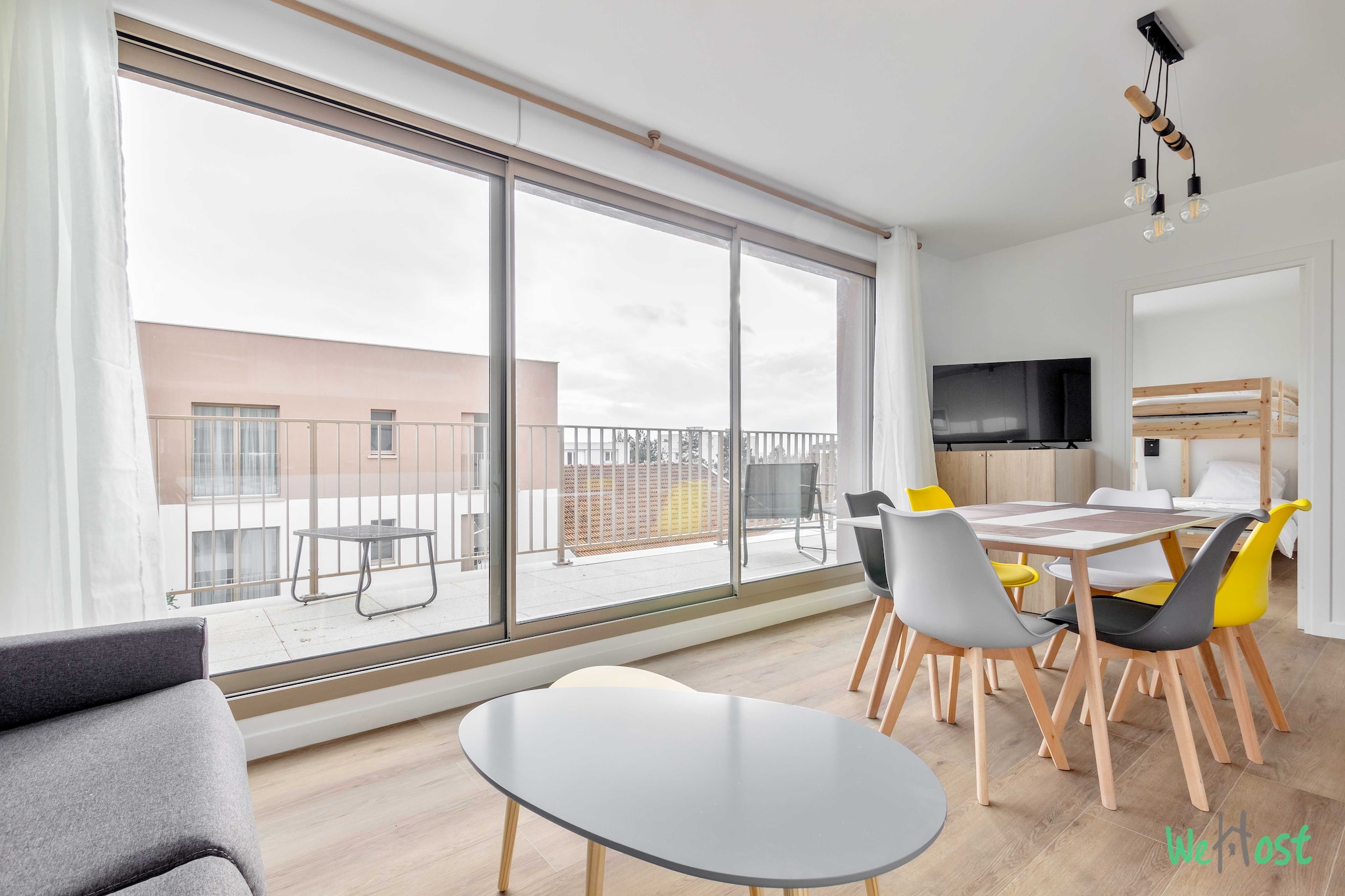 Checkmyguest offers you this exclusive 68m² apartment, ideal for 6 people, with balcony and parking included. Modern, spacious and air-conditioned, it offers everything you need for a comfortable stay. Located in Champigny-sur-Marne, you'll enjoy its quiet location and proximity to Paris and Disneyland Paris. Perfect for a stay with family or friends that combines serenity and convenience.