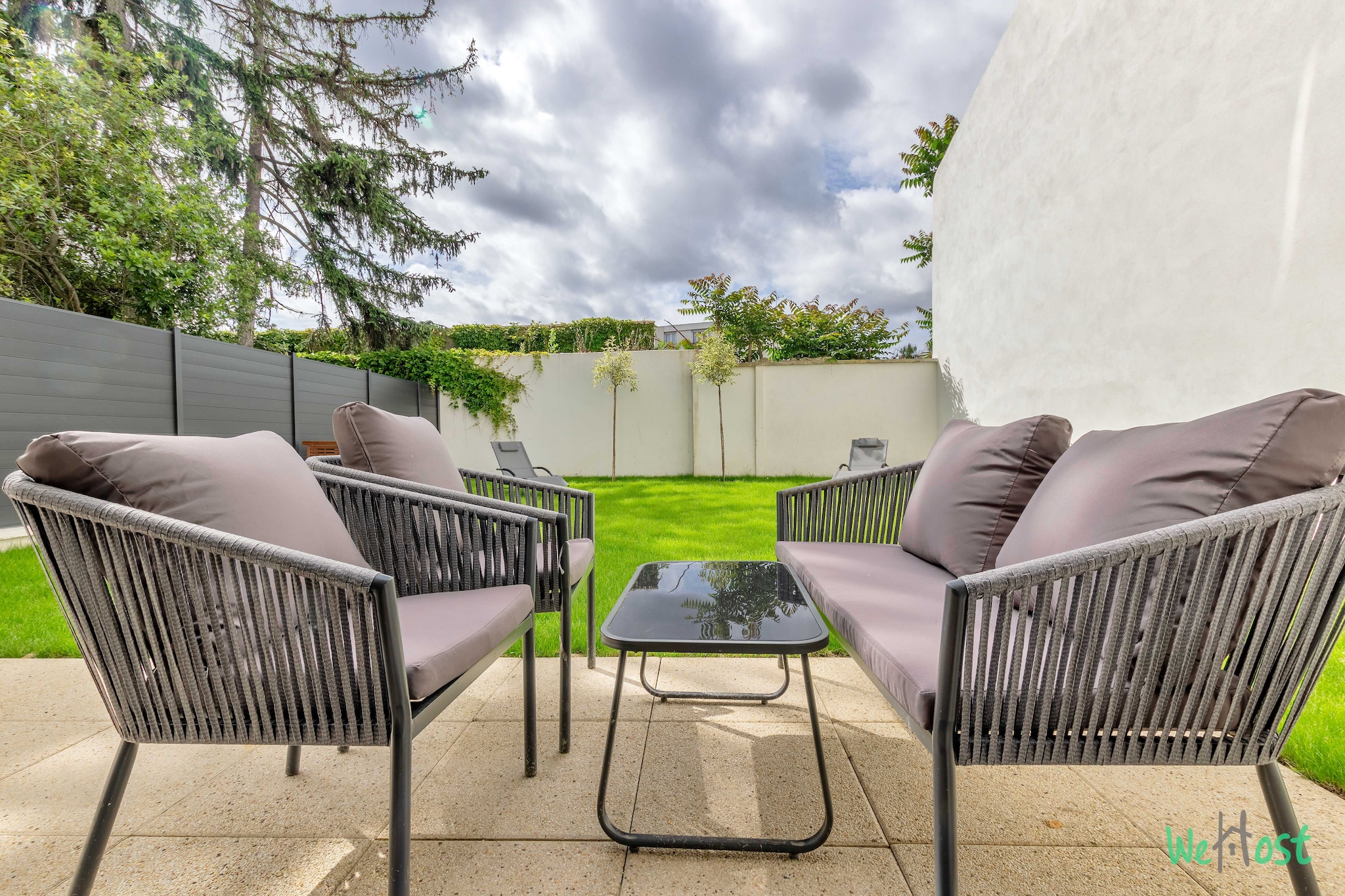 Checkmyguest offers you this exclusive 93m² apartment, ideal for 6 people, with a large garden and parking. Modern, spacious and air-conditioned, it offers everything you need for a comfortable stay. Located in Champigny-sur-Marne, you'll enjoy its quiet location and proximity to Paris and Disneyland Paris. Perfect for a stay with family or friends, combining serenity and convenience!