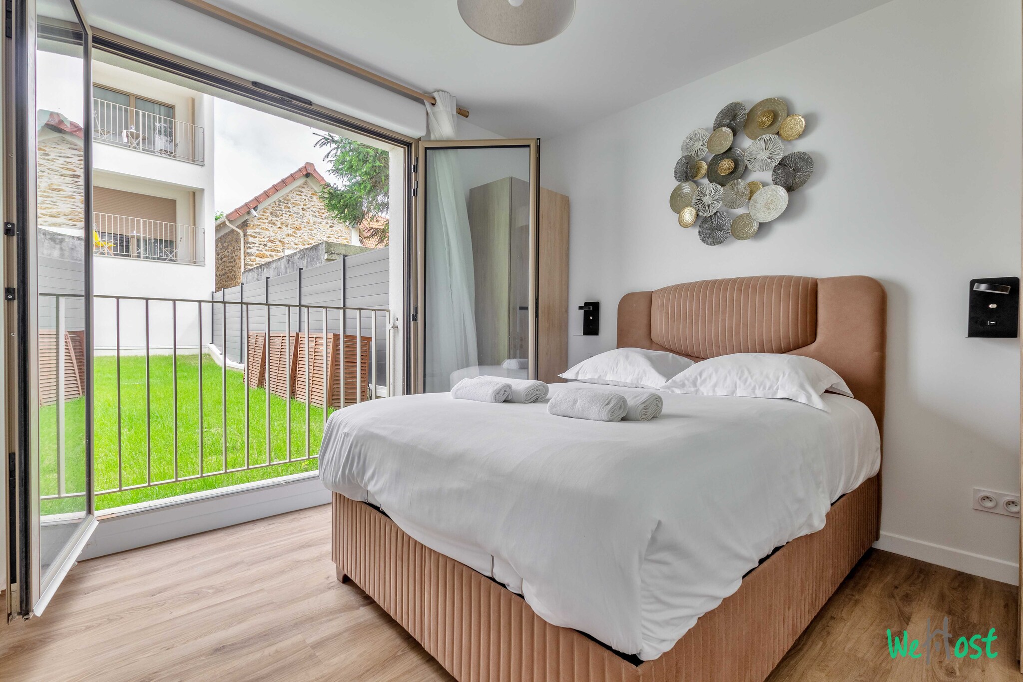 Ground floor: (Living room(Bed Linen, Desk, single sofa bed, TV), Kitchen(stove, electric kettle, toaster, coffee machine, microwave, dishwasher, fridge, dishes and cutlery), bedroom(double bed), bedroom(double bed), bathroom(shower, hairdryer, Towels/Sheets (Incl.), shampoo), toilet(toilet))\n\nHot Water, Internet Access DSL, Wardrobe, First Aid, Play area, balcony or terrace, heating, air conditioning, iron, Essentials, Cooking basics, Carbon monoxide detector, Cleaning Disinfection, Downtown, Enhanced cleaning practices, Extra pillows and blankets, High touch surfaces disinfected, Long term stays allowed, Room-darkening shades, Town