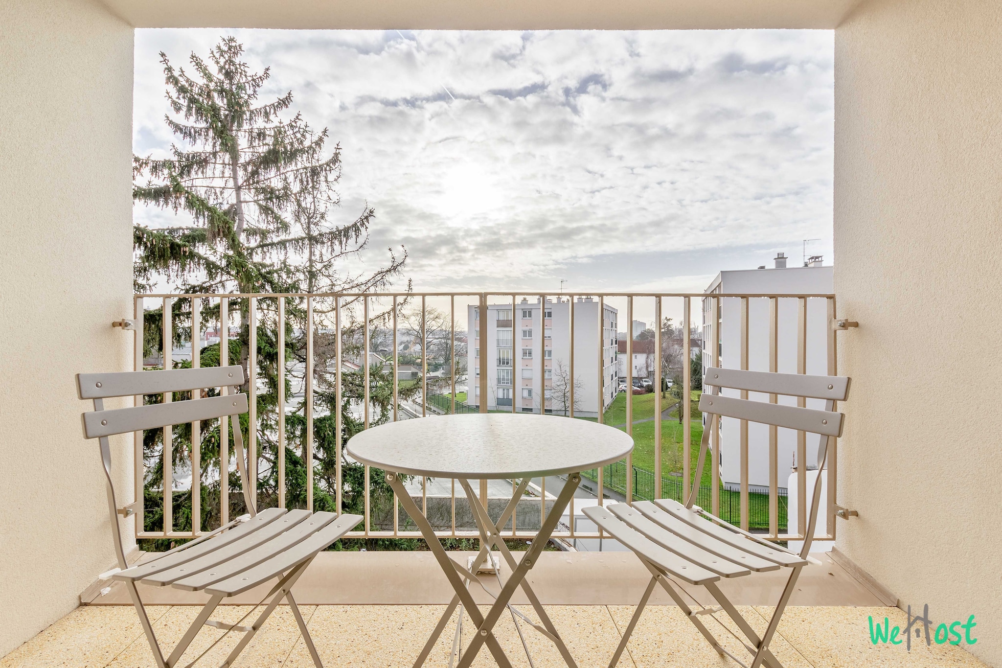 Checkmyguest offers you this exclusive 63m² apartment, ideal for 6 people, with balcony and parking included. Modern, spacious and air-conditioned, it offers everything you need for a comfortable stay. Located in Champigny-sur-Marne, you'll enjoy its quiet location and proximity to Paris and Disneyland Paris. Perfect for a stay with family or friends that combines serenity and convenience.