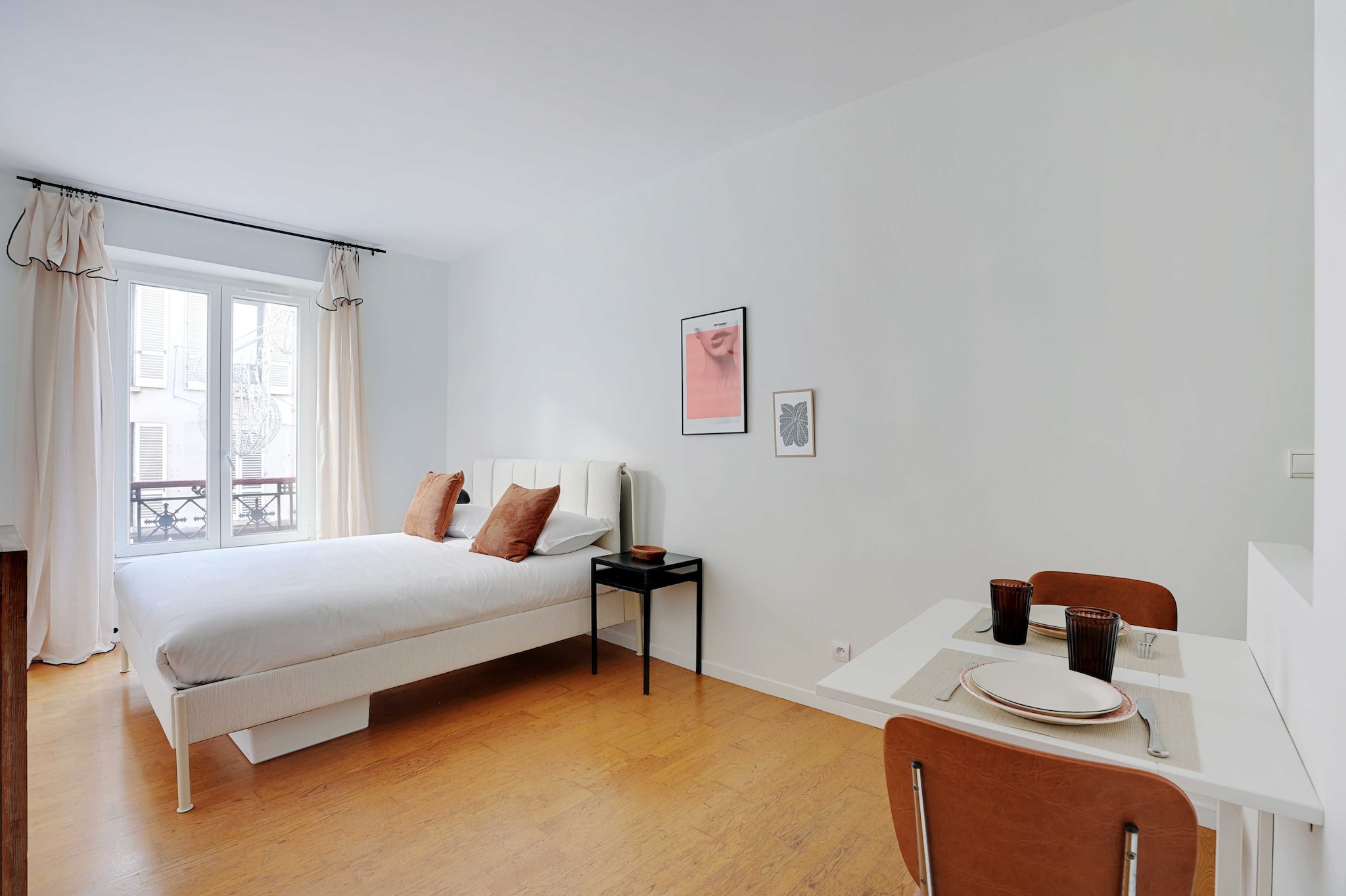 Checkmyguest vous propose ce studio moderne de 17 m² situé au 1er étage accessible par escalier et idéal pour 2 personnes. Alliant confort et élégance, il offre une ambiance chaleureuse au cœur de Rueil-Malmaison.

The location will allow you to get around Paris quickly and easily thanks to numerous public transport options:
- BUS: Eglise (line 144, 467, 567 ) 1 minute walk away
- BUS: Les Géraniums (line 241) 7 minutes' walk away
- Vélib station
- Several taxi companies available: Taxis G7 (the most popular): call 36 07.