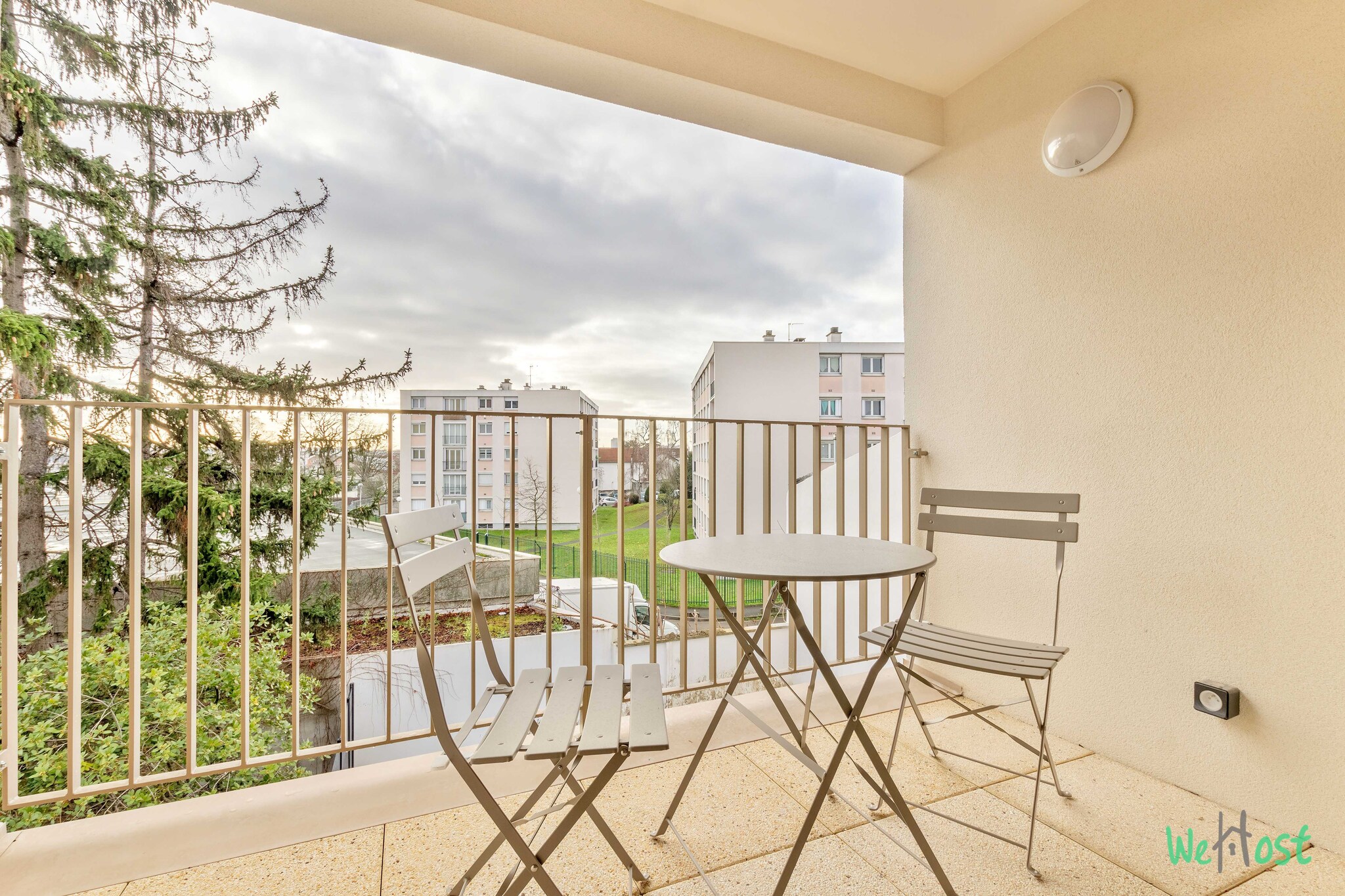 Checkmyguest offers you this exclusive 63mÂ² apartment, ideal for 6 people, with balcony and parking included. Modern, spacious and air-conditioned, it offers everything you need for a comfortable stay. Located in Champigny-sur-Marne, you'll enjoy its quiet location and proximity to Paris and Disneyland Paris. Perfect for a stay with family or friends, combining serenity and convenience.