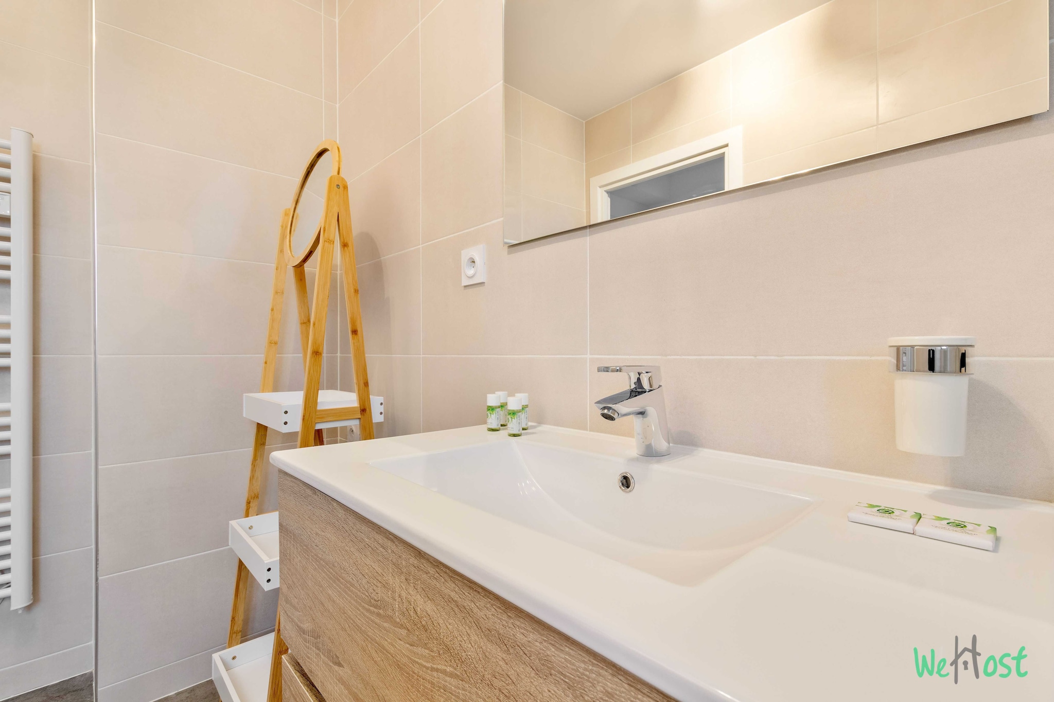 On the 3rd floor: (Living room(Bed Linen, Desk, single sofa bed, TV), Kitchen(stove, electric kettle, toaster, coffee machine, microwave, dishwasher, fridge, dishes and cutlery), bedroom(Queen Bed), bedroom(Queen Bed), bathroom(shower, washbasin, toilet, hairdryer, Towels/Sheets (Incl.), shampoo))\n\nHot Water, Internet Access DSL, Wardrobe, First Aid, Play area, balcony or terrace, heating, air conditioning, iron, Essentials, Dedicated workspace, Cooking basics, Carbon monoxide detector, Cleaning Disinfection, Downtown, Enhanced cleaning practices, High touch surfaces disinfected, Long term stays allowed, Town