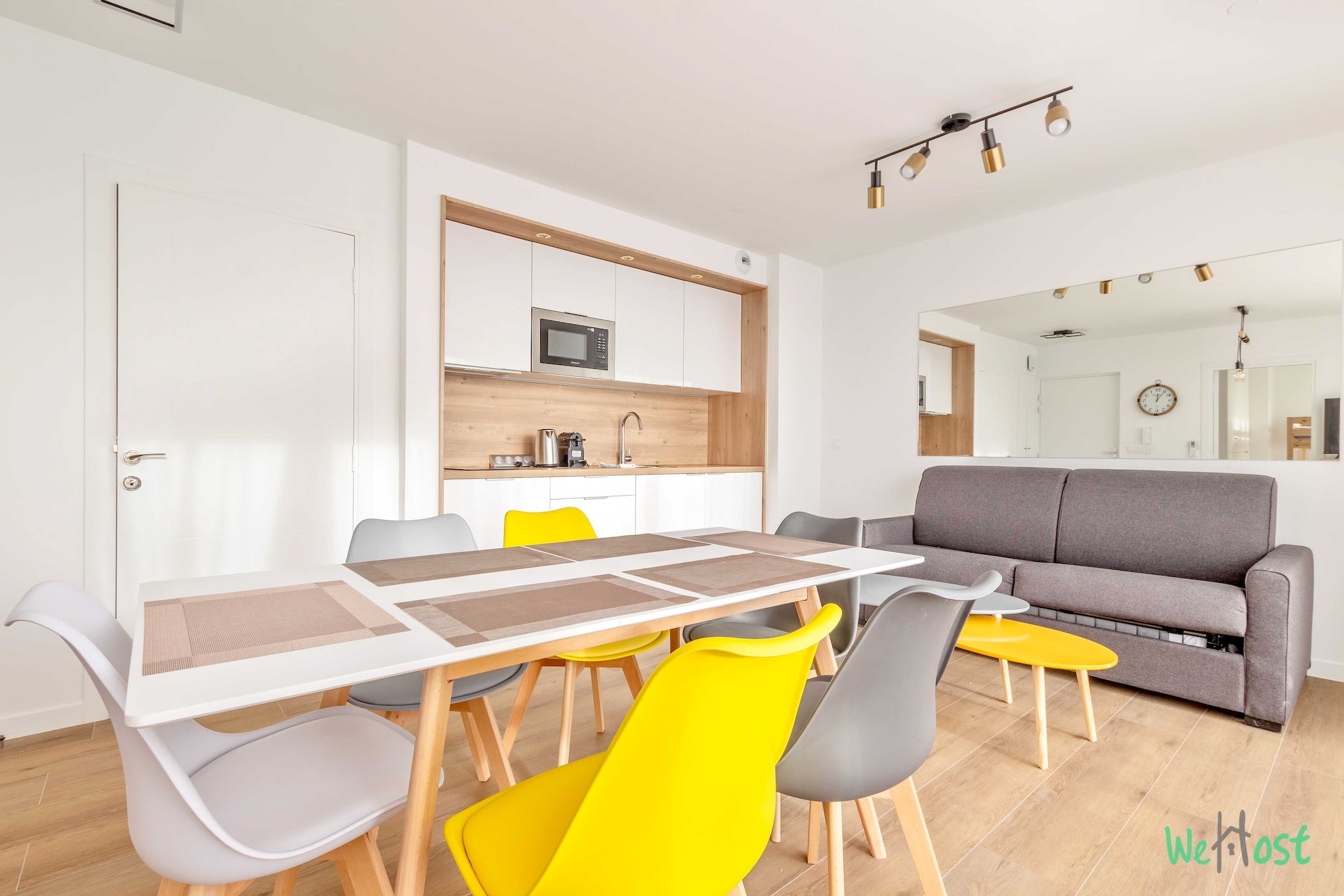 Checkmyguest offers you this exclusive 68m² apartment, ideal for 6 people, with balcony and parking included. Modern, spacious and air-conditioned, it offers everything you need for a comfortable stay. Located in Champigny-sur-Marne, you'll enjoy its quiet location and proximity to Paris and Disneyland Paris. Perfect for a stay with family or friends that combines serenity and convenience.