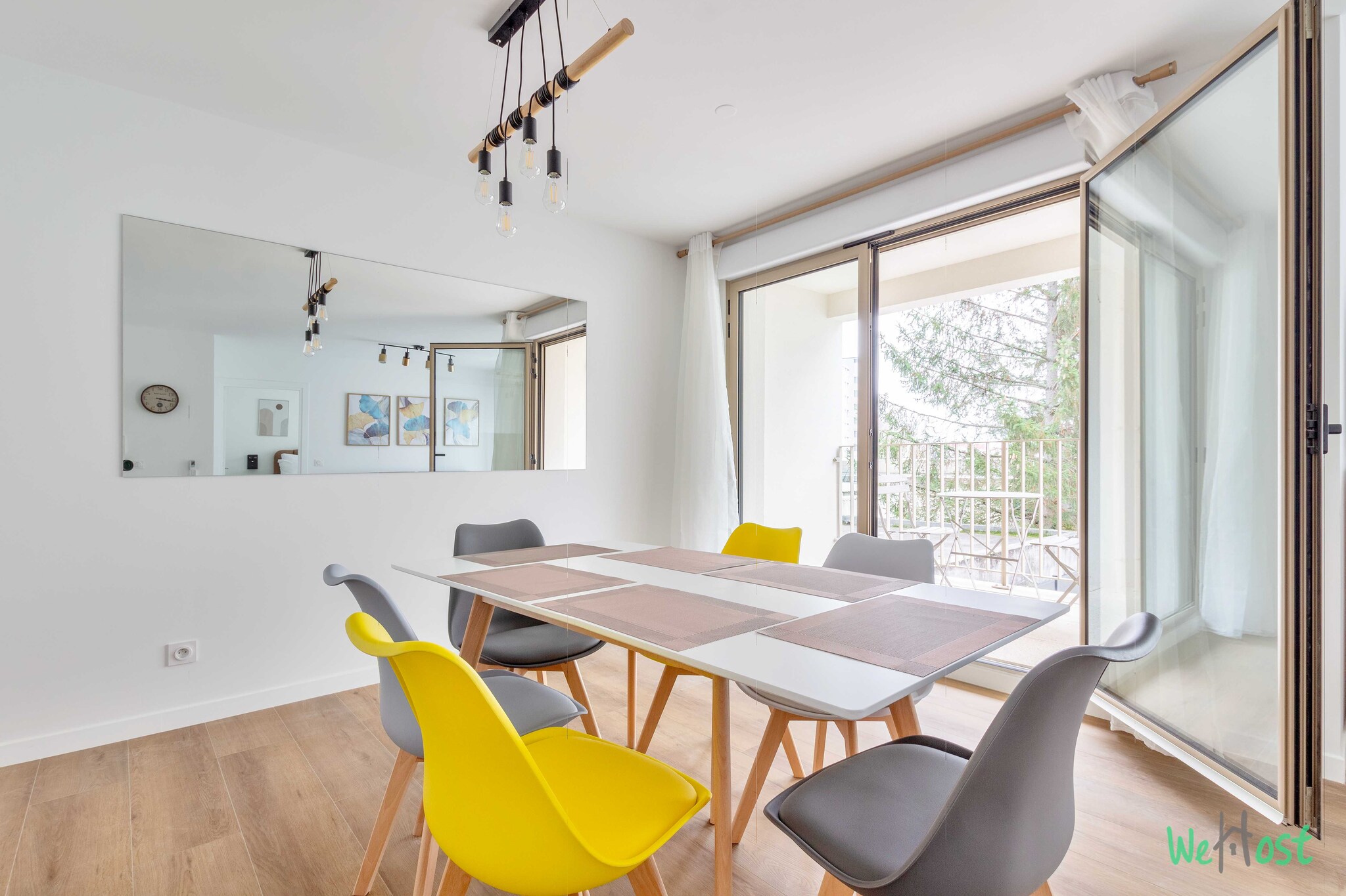 Checkmyguest offers you this exclusive 63m² apartment, ideal for 6 people, with balcony and parking included. Modern, spacious and air-conditioned, it offers everything you need for a comfortable stay. Located in Champigny-sur-Marne, you'll enjoy its quiet location and proximity to Paris and Disneyland Paris. Perfect for a stay with family or friends that combines serenity and convenience.