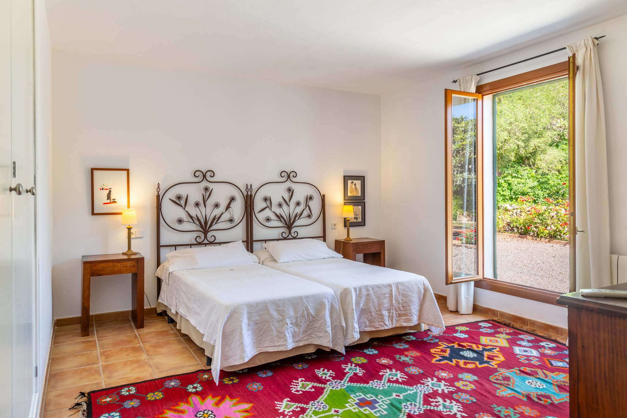 Ground floor: (Living room(TV(flatscreen, satellite, digital), dining table, fireplace, seating area, DVD player, radio, stereo unit), open kitchen(stove(wood), electric kettle, toaster, coffee machine, oven, microwave, dishwasher, fridge-freezer, Juicer, dishes and cutlery), bedroom(single bed, single bed), bedroom(single bed, single bed), bedroom(single bed, single bed), bathroom(bath tub), bathroom(bath tub), bathroom(bath tub), toilet(toilet), Internet access)\n\nGarden Furniture , solarium, washing machine, heating(central), air conditioning, terrace, garden, sun loungers, BBQ, parking, swimming pool(private, outside), iron, hairdryer, Extra pillows and blankets, Wine glasses