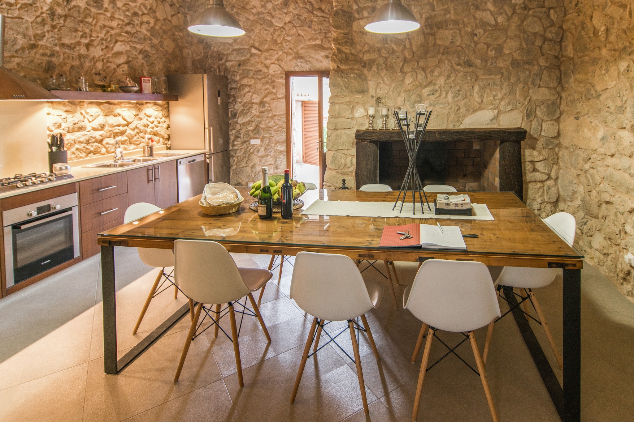 This cozy villa offers a comfortable retreat for up to 6 people, featuring 3 bedrooms and 197 m² of fully-equipped living space. Surrounded by stunning mountain views and a beautifully maintained garden, the property ensures a peaceful atmosphere perfect for families or small groups. It comes complete with essential amenities such as air conditioning, Wi-Fi, satellite TV, and a private swimming pool. The villa’s interior is designed for relaxation, with a cozy living area, a fireplace for colder months, and a barbecue area for outdoor cooking.

Located just 2 km from the town of Lloret de Vistalegre, the villa offers easy access to local shops, including the Supermercado Bip Bip, and nearby restaurants such as Restaurante Cas Putxet and Restaurante Sa Comuna, where you can enjoy delicious Mallorcan cuisine. The charming village of Sineu is only a short drive away, offering additional supermarkets and dining options. For those looking to explore the beautiful beaches of Mallorca, the sandy shores of Can Picafort, Playa de Muro, and Son Serra de Marina are within 25 to 29 km, offering a perfect blend of relaxation and outdoor activities.

The villa’s kitchen is fully equipped with modern appliances, including a gas stove, refrigerator, microwave, oven, and dishwasher, making it ideal for preparing meals at home. Other features include a washing machine, a safe for your valuables, and a spacious garden with outdoor furniture for enjoying the serene surroundings.
The rental license number is ETV/5892