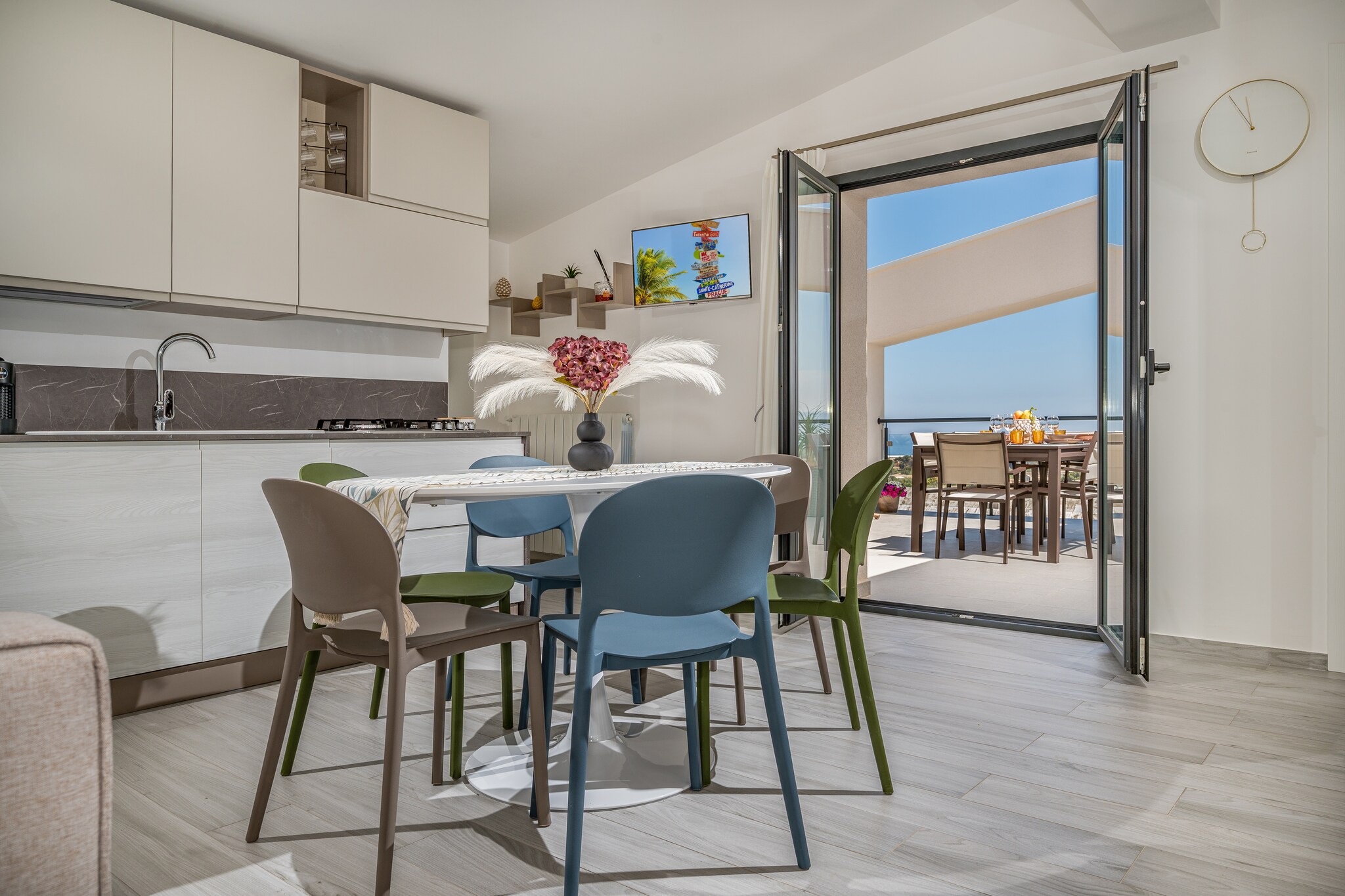 open kitchen, Living/diningroom, bedroom(small double bed), Bedroom with bathroom(double bed, shower, washbasin, toilet, air conditioning), Bedroom with bathroom(double bed, shower, washbasin, toilet, air conditioning), bathroom(washbasin, toilet, bidet), terrace(private), garden furniture