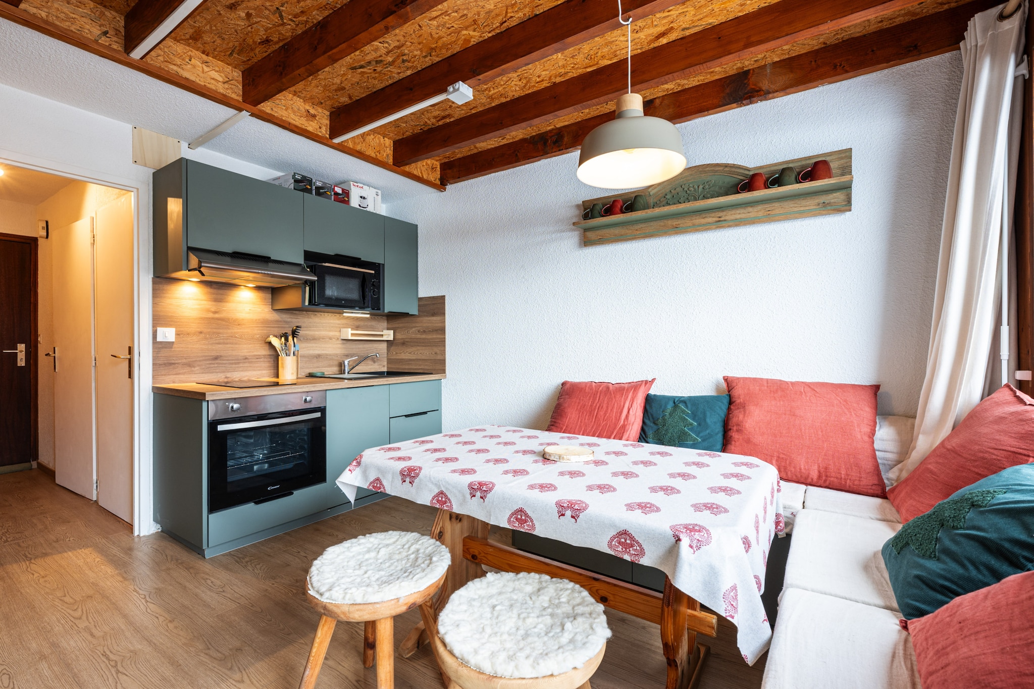 Welcome to the Doina residence—a delightful mezzanine studio in Morillon offering 35 m² of thoughtfully designed space for up to 4 adults and 1 child. With its cozy living area, large balcony boasting panoramic mountain views, and a fully equipped kitchen, this apartment is the perfect alpine escape.

The kitchen includes everything needed for a comfortable stay: fridge, freezer, oven, microwave, dishwasher, Nespresso machine, kettle, toaster, raclette/fondue set, and full cookware. Sleeping arrangements feature a mezzanine with a double bed and two single beds, plus a cabin with bunk beds—ideal for families or small groups.

Guests will appreciate the modern bathroom with shower, towel dryer, and separate WC, along with added comforts like blankets, pillows, board games, and a ski locker. A private, covered parking space (No. 17) ensures convenience throughout your stay.

Located just 50 meters from the ski slopes and close to rental shops and local stores, the apartment offers easy access to everything Morillon has to offer. In winter, enjoy over 175 km of pistes at the Grand Massif, snowshoeing, and tobogganing. In summer, unwind at Lac Bleu with swimming, a water park, and lakeside relaxation.

For dining, be sure to visit L’Beu, a beloved local spot serving authentic regional cuisine. With year-round activities and breathtaking scenery, this studio is a perfect base for mountain adventures and memorable family holidays.