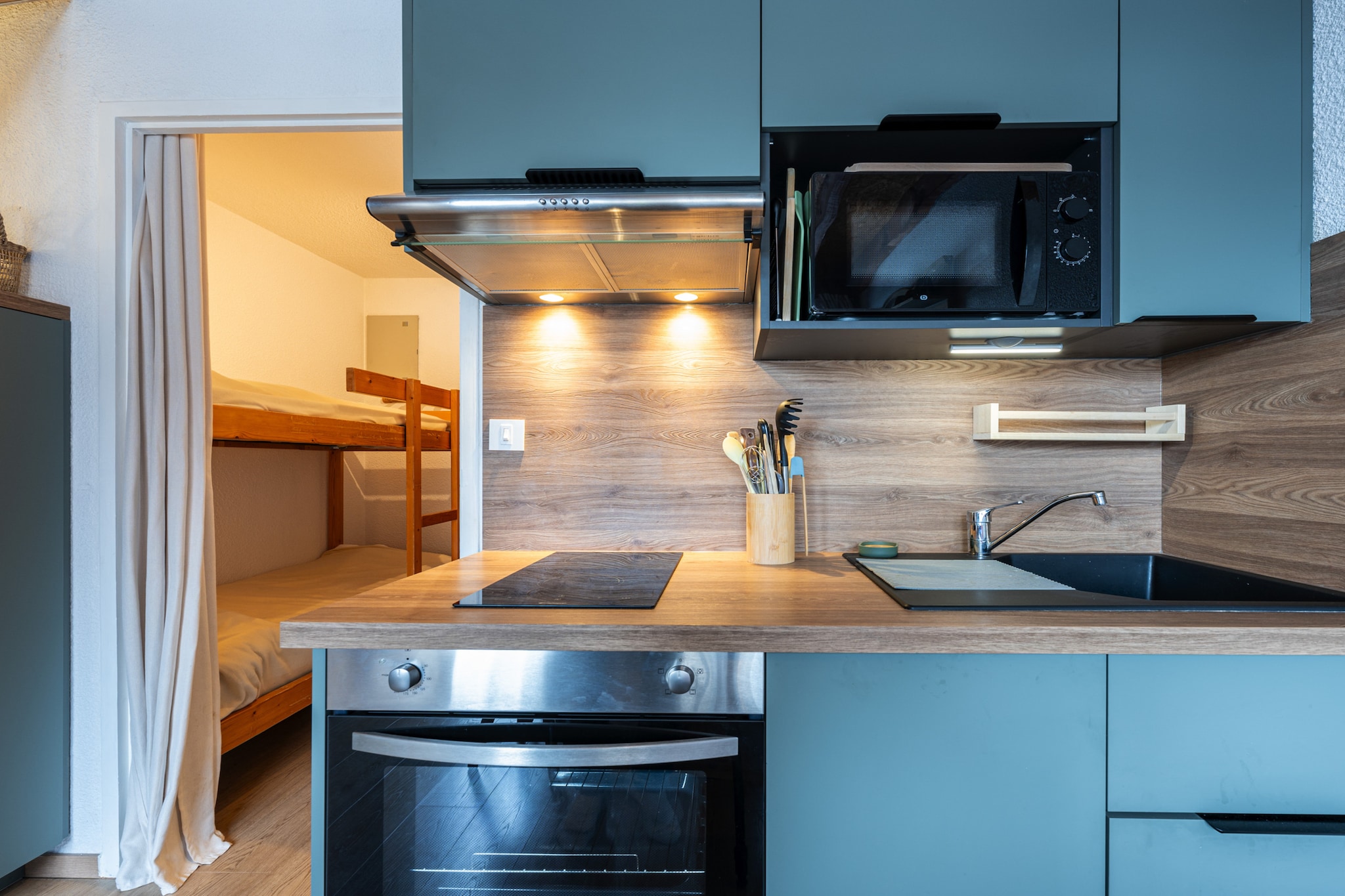 Living room(bunk bed, TV, seating area), Kitchen(dining table, electric kettle, toaster, coffee machine, oven, microwave, dishwasher, fridge, dishes and cutlery), bedroom(single bed, single bed), bedroom(double bed), bathroom(shower, washbasin, toilet, hairdryer), Internet access, Garden Furniture , balcony, heating, parking, Mountain view