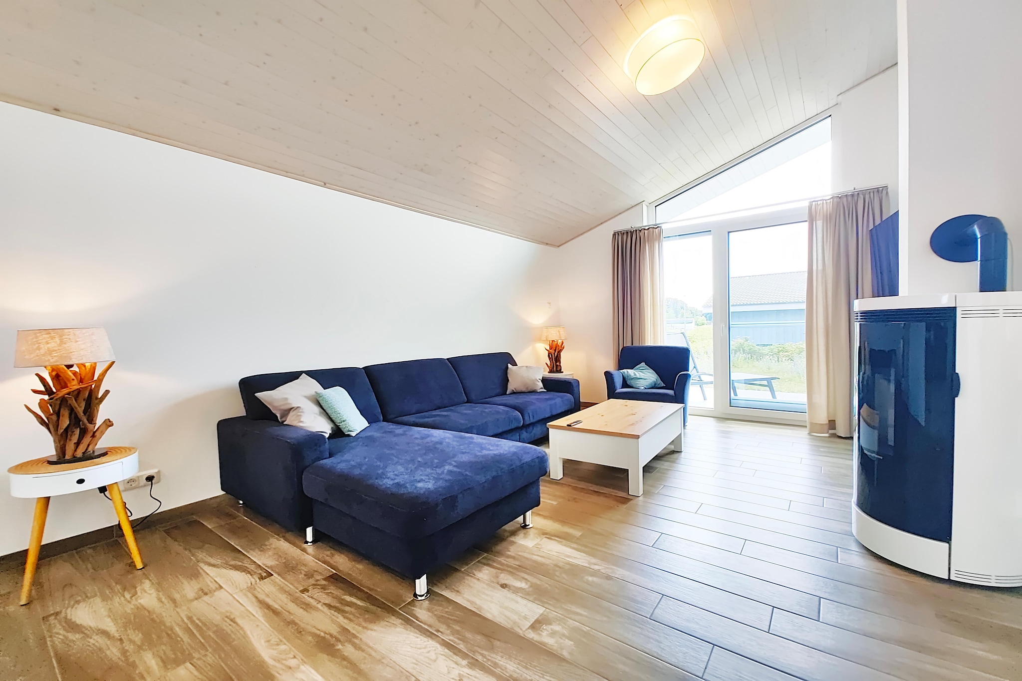 Our holiday park is located in the idyllic forest and lake landscape of the Mecklenburg Lake District, directly on Lake Granzow. Here you will find the perfect combination of relaxation, comfort and nature – far away from everyday life, yet easily accessible between Berlin and the Baltic Sea. You will stay in stylish Scandinavian holiday homes that can accommodate up to four people and are furnished with great attention to detail. Enjoy relaxing hours by the water on our sunbathing lawn with private lake access or discover the Müritz-Havel waterway on a boat tour.
The Aparthotel Seepanorama offers a spacious wellness area with a swimming pool, sauna area and steam bath. Leave everyday life behind in the Finnish bio sauna or infrared cabin, enjoy the romantic spa lounge with its large whirlpool, or stay active in the fitness room. At Lake Granzow, you can swim, sail, fish or water ski.
Cultural and scenic highlights await you within 50 kilometres. Visit the romantic Mirow Castle with its Love Island, explore the Müritz National Park with its more than 100 lakes and moors, or take a trip to the magnificent Rheinsberg Castle on Lake Grienerick. The royal seat of Neustrelitz impresses with its historic castle gardens and charming market square, while the fairytale Klink Castle on Lake Müritz invites you to marvel at its beauty. Nature lovers will enjoy a detour to the observation tower at Lake Specker with its spectacular view over the lake landscape. You can also discover the Müritz-Havel waterway on a canoe trip or a lock adventure, or take advantage of the numerous cycling and hiking trails that lead through forests and past sparkling lakes.
Your holiday will be characterised by peace, nature and special moments – a place where you can recharge your batteries and enjoy the beauty of Mecklenburg to the fullest.