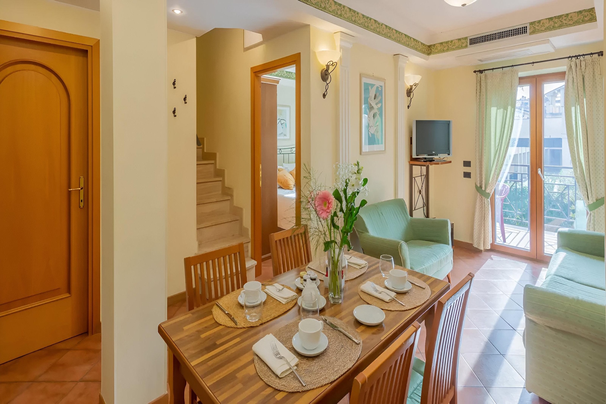 On the 1st floor: (Living room(TV, dining table, seating area), open kitchen(hob, espresso machine, oven, microwave, dishwasher, fridge, dishes and cutlery), bedroom(double bed), bathroom(bathtub or shower, washbasin, toilet, hairdryer, body soap), air conditioning)\n\nOn the 2nd floor: (bedroom(double bed), bedroom(double bed), bathroom(bathtub or shower, washbasin, toilet, hairdryer, body soap), air conditioning)\n\ngarden, parking
