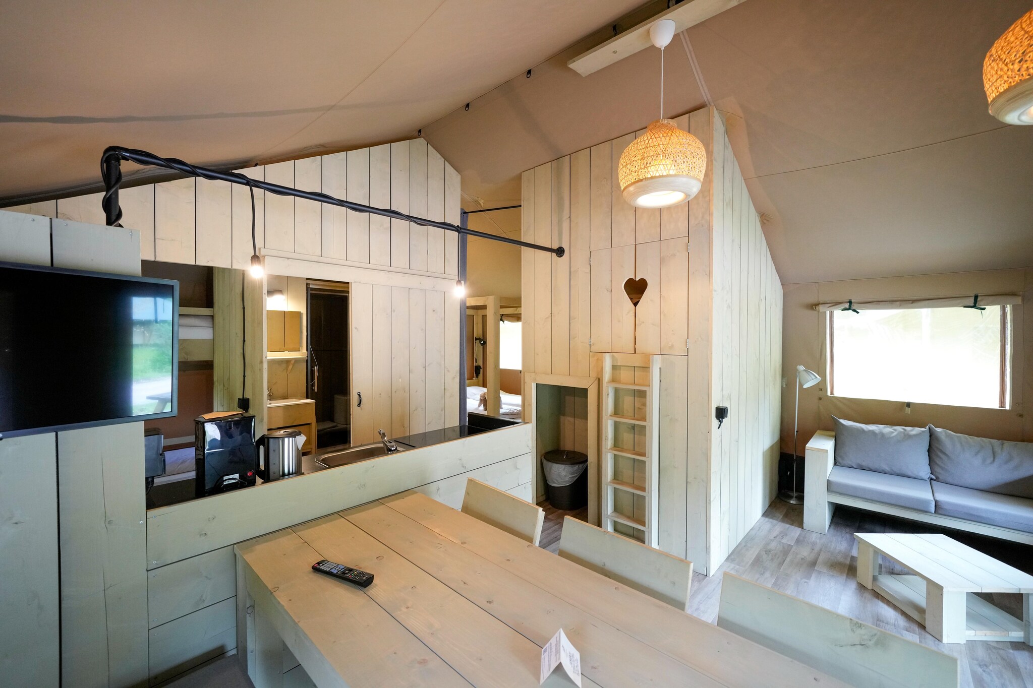 Ground floor: (open kitchen(hob(4 ring stoves, induction), electric kettle, toaster, coffee machine, microwave, dishwasher, fridge(+ freezer)), Living/diningroom(double bed box(160 x 200 cm), TV(flatscreen, satellite), dining table(6 persons), seating area), bedroom(double bed(160 x 200 cm)), bedroom(bunk bed(80 x 200 cm)), bathroom(shower, washbasin, toilet, hairdryer))\n\nheating, terrace, garden furniture, parking, Laundry Package incl.