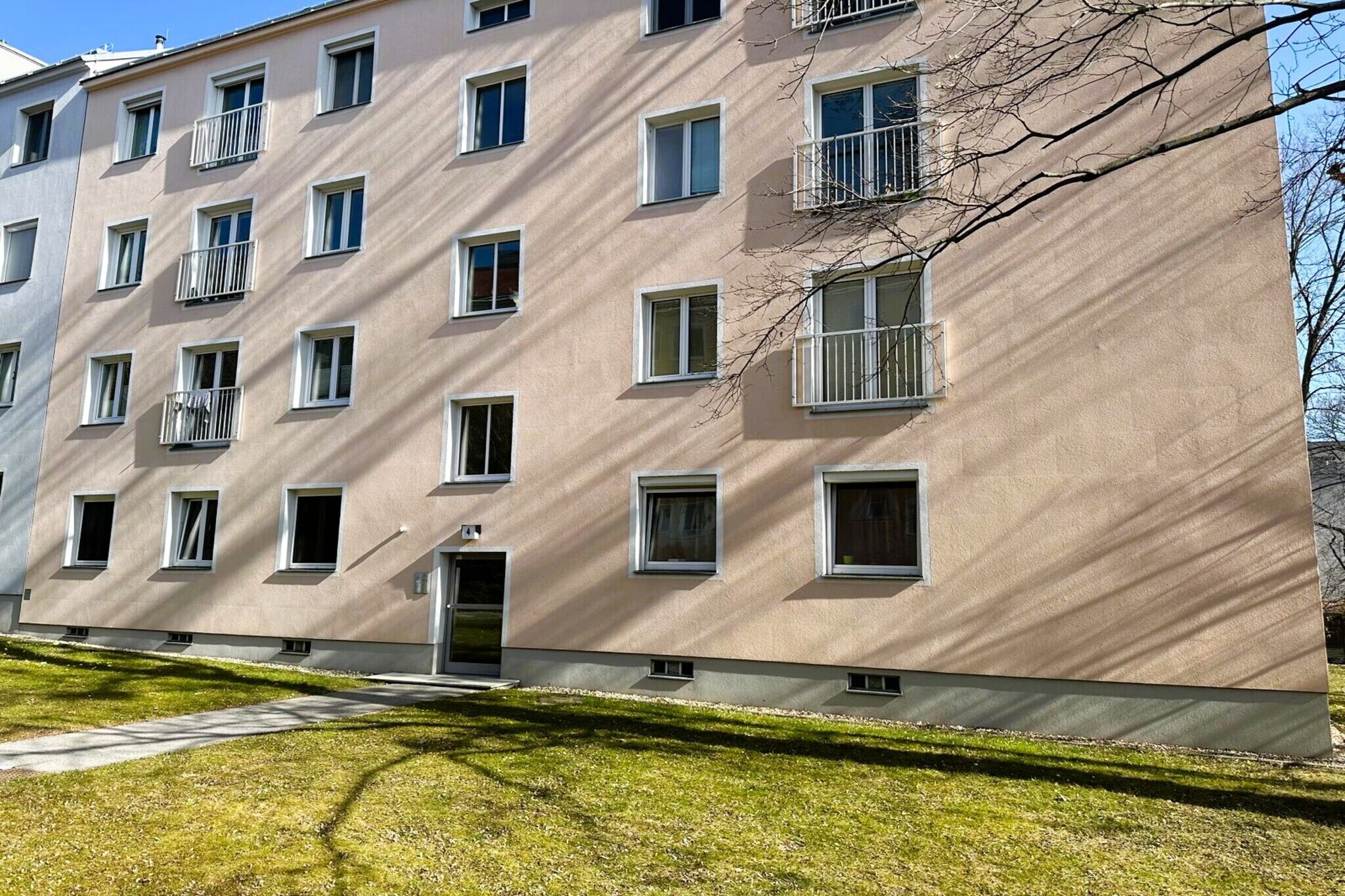 On the 2nd floor: (Living room(single sofa bed, dining table, seating area), Kitchen(hob, oven, fridge, washing machine), bedroom(single bed, single bed), bedroom(single bed, single bed, single bed), bathroom(bath tub, washbasin), toilet(toilet))\n\nparking