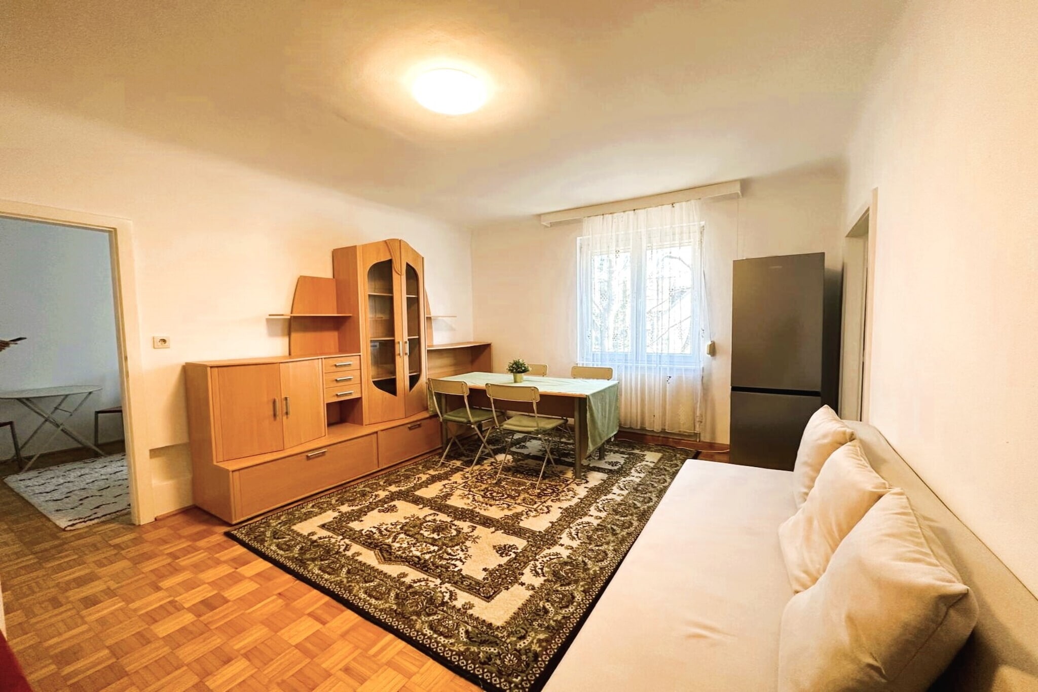 This cozy and spacious apartment comfortably accommodates up to six guests and is located in a quiet neighborhood, just about one kilometer from Schönbrunn Palace. It features two bedrooms – one with two single beds and the other with three – as well as a generous living room with a comfortable sofa bed. A separate kitchen, a modern bathroom, and an additional toilet provide maximum comfort during your stay.

A special bonus: a private parking space/ garage is available to you free of charge. Public transport is just a few steps away, making it easy and convenient to reach the city center and all major attractions.

Whether you're planning a family vacation or a weekend trip with friends, this apartment is the perfect base for discovering Vienna at your own pace. Supermarkets, restaurants, and cafés are nearby, and Schönbrunn Palace, the zoo, and Hetzendorf Palace are all within walking distance.

Please note that the garage is located at a different address. Make sure to read the check-in instructions carefully after your booking.