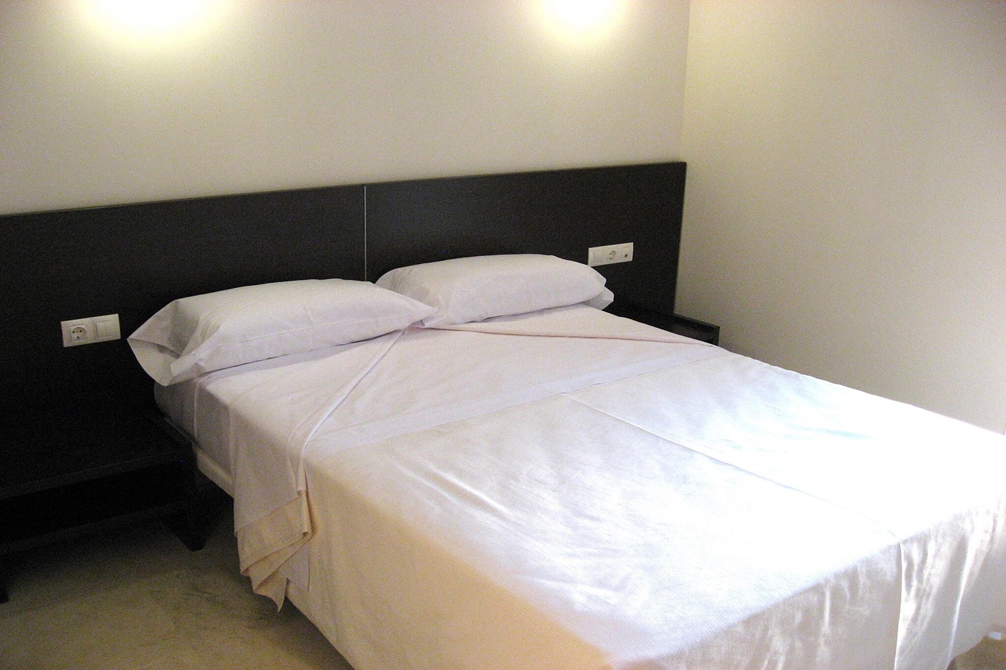 Ground floor: (Entrance(reachable from the outside), Kitchenette(hob, coffee machine, microwave, fridge), Living/diningroom(single sofa bed, TV(satellite), dining table, seating area), bedroom(double bed), bedroom(double bed), bathroom(bathtub with shower, washbasin, toilet), air conditioning)\n\ntumble dryer, washing machine, receptions, garden furniture, deckchairs, parasol, baby crib(paid)