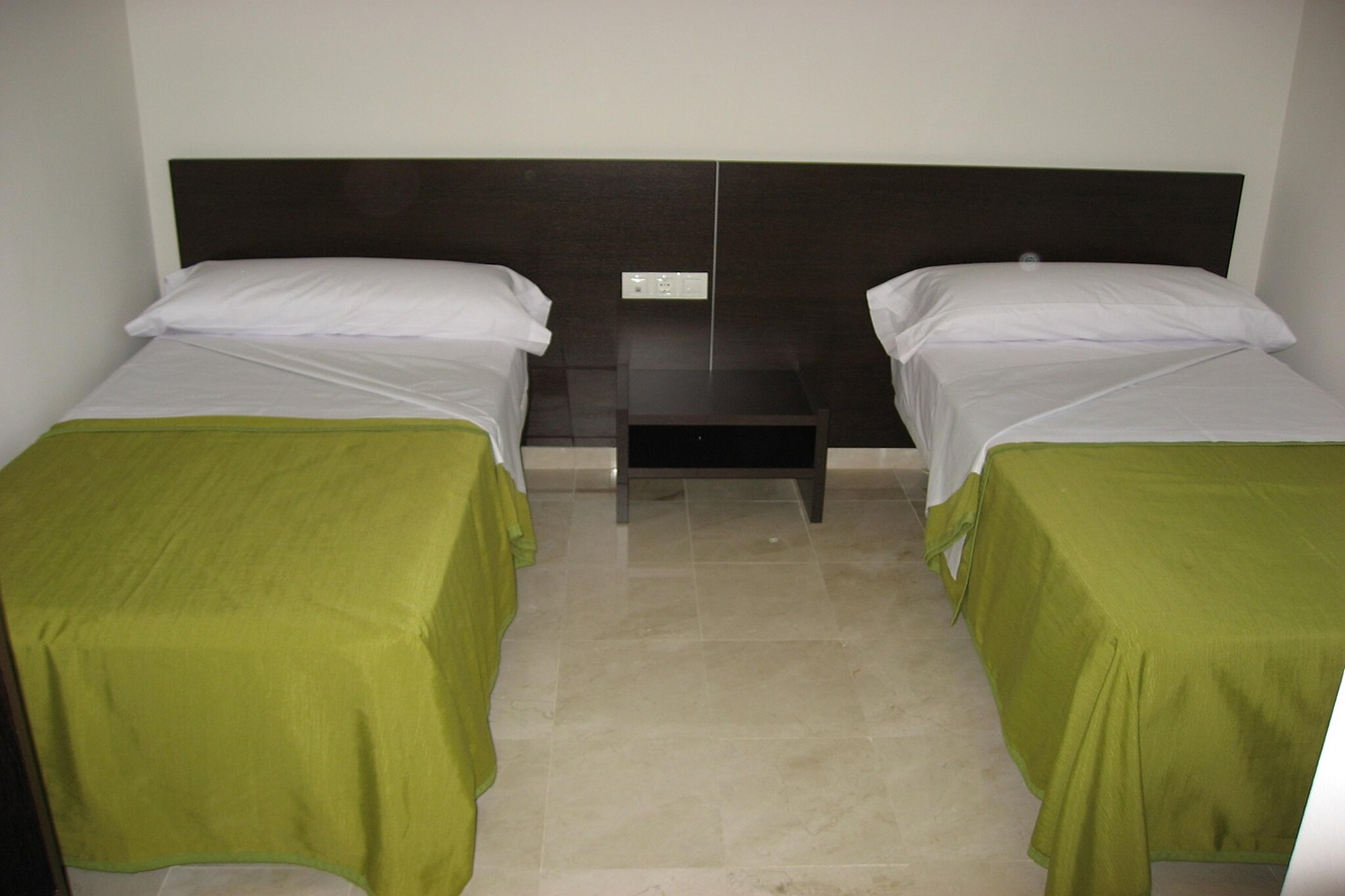 Ground floor: (Entrance(reachable from the outside), Kitchenette(hob, coffee machine, microwave, fridge), Living/diningroom(single sofa bed, TV(satellite), dining table, seating area), bedroom(double bed), bathroom(shower, washbasin, toilet), air conditioning, terrace)\n\ntumble dryer, washing machine, receptions, garden furniture, deckchairs, parasol, swimming pool(shared with other guests, outside), baby crib(paid)