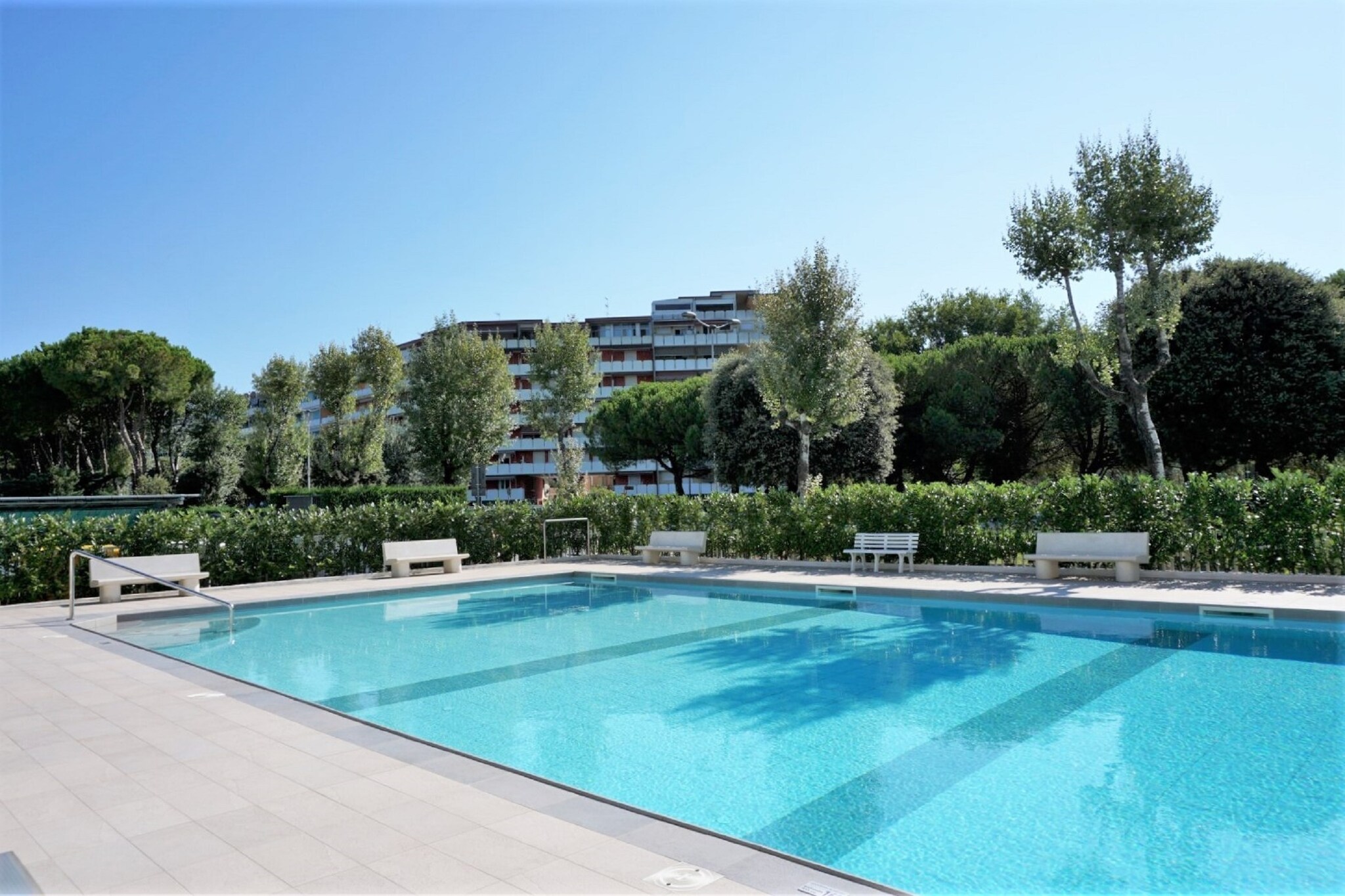 This cozy apartment in Porto Santa Margherita (VE) is located on the 1st floor and offers a comfortable stay. The living room features a double sofa bed, TV, dining table, and a seating area, perfect for relaxation. The open kitchen is fully equipped with a hob, hood, fridge, washbasin, and washing machine, providing everything you need to prepare meals during your stay.

The apartment has a bedroom with a single bed and double bed, ideal for various guest setups. The modern bathroom includes a shower, washbasin, toilet, and bidet, ensuring comfort throughout your stay. Air conditioning keeps the apartment cool, and the private terrace provides a peaceful space for outdoor enjoyment.

Guests can also access the shared garden and swimming pool (open from May to September), ideal for lounging and enjoying the outdoors. Parking is available for your convenience. The apartment is located near beautiful beaches, local restaurants, and cafes. Venice is just a short drive away, offering rich culture, historic landmarks, and stunning canals for a perfect day trip.