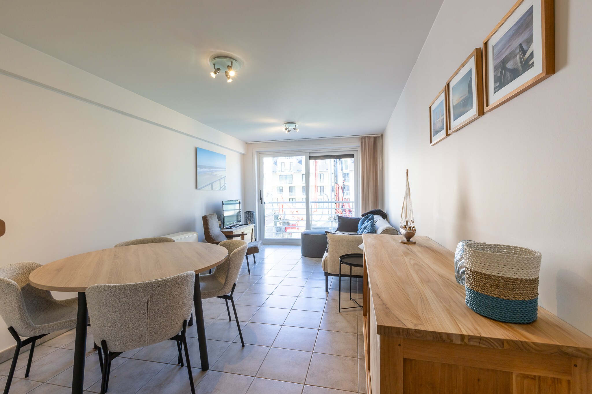 Apartment located on the 2nd floor with 2 bedrooms (2 double beds). There is a cozy living room opening onto the sunny terrace with a view of the new Casino and the dike. There is an open kitchen, a bathroom with bath (+ shower possibility) and toilet and a storage room. Within walking distance of Epernayplein, stores, restaurants, seawall and beach. Streetcar stop and city park in immediate vicinity. Wifi: yes - parking: not included - sheets: bring your own - towels: bring your own. 