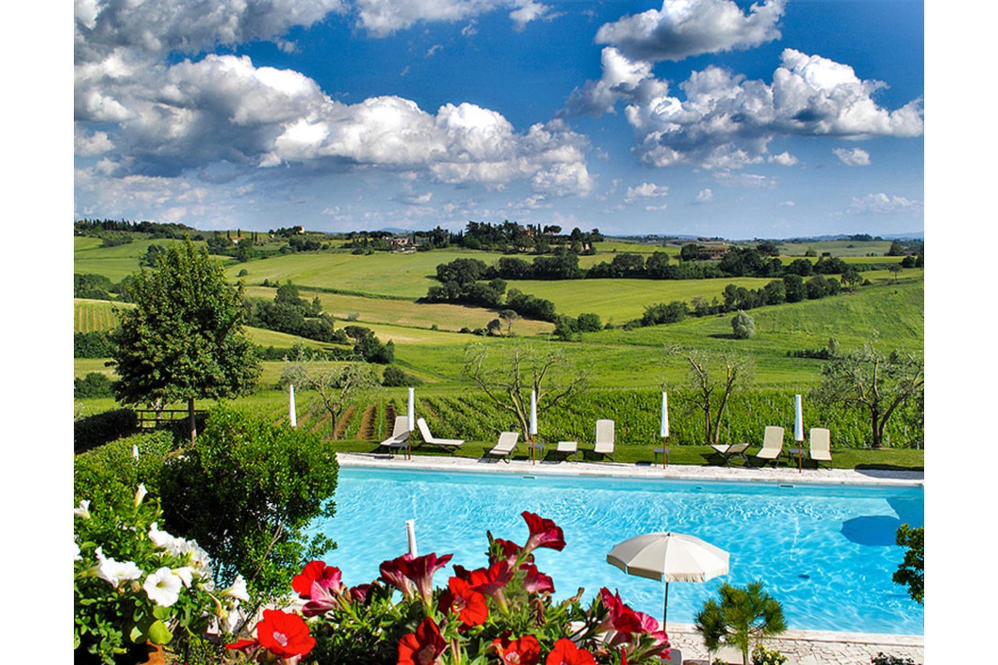 A Tranquil Retreat in the Heart of Tuscany
Surrounded by the rolling vineyards of Valiano di Montepulciano, this WiFi-equipped apartment offers a peaceful escape for up to four guests. Nestled within a beautifully designed residence, the property provides access to a panoramic swimming pool (open May–September), a tennis court, and a table tennis area, ensuring both relaxation and recreation.
Comfortable & Well-Appointed Interiors
Designed for comfort, the apartment features a balcony or terrace, air conditioning, and heating for a pleasant stay year-round. The open kitchen, equipped with a gas hob, electric kettle, coffee machine, microwave, and fridge, makes meal preparation effortless. A stylish living and dining room, fitted with a double sofa bed, flatscreen satellite TV, dining table, and seating area, offers an inviting space to unwind.
Discover Tuscany’s Rich Heritage & Cuisine
Just 15 km away, Montepulciano invites guests to experience its medieval architecture and world-famous Vino Nobile wine. Nearby Lake Trasimeno (10 km) offers breathtaking scenery, while Cortona (12 km) boasts Etruscan heritage and panoramic views. Dining options include La Dogana Ristorante, known for traditional Tuscan flavors, and Bar Osteria Pit Stop, ideal for casual bites.
