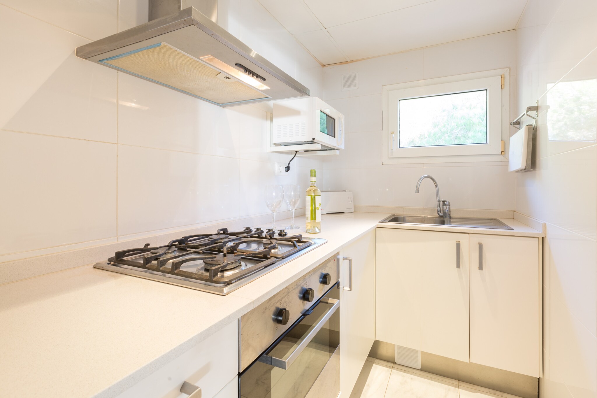 The apartment in Llafranc has 1 bedrooms and capacity for 4 persons. Accommodation of 39 m², It has waterfront and mountain. The property is located 100 m supermarket "Distancia Supermercado", 100 m from the restaurant, 150 m sand beach "Distancia Playa", 150 m city "Distancia Ciudad", 20 km golf course "Distancia Golf" and it is located in a a family-friendly zone. The accommodation is equipped with the following items: terrace, internet (Wi-Fi), TV. The independent kitchen, of gas, is equipped with microwave.