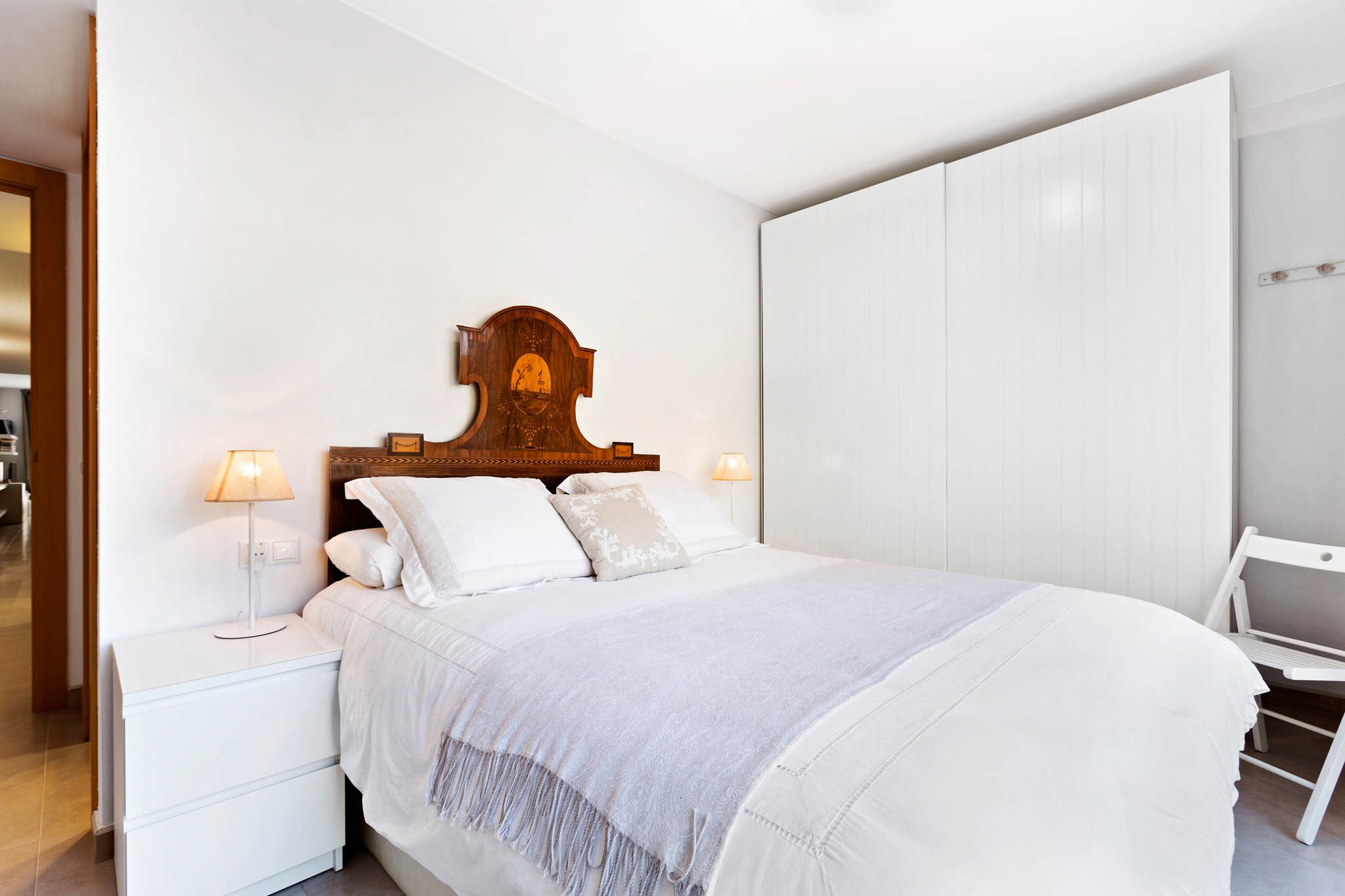 On the 1st floor: (Kitchen(hob(ceramic), coffee machine, oven, microwave, dishwasher, fridge, freezer, dishes and cutlery), Living/diningroom(TV, dining table, fireplace, seating area), bedroom(single bed(90 x 190 cm), single bed(90 x 190 cm)), Bedroom with bathroom(double bed(150 x 190 cm), shower), bathroom(shower), Internet access)\n\nwashing machine, air conditioning, terrace