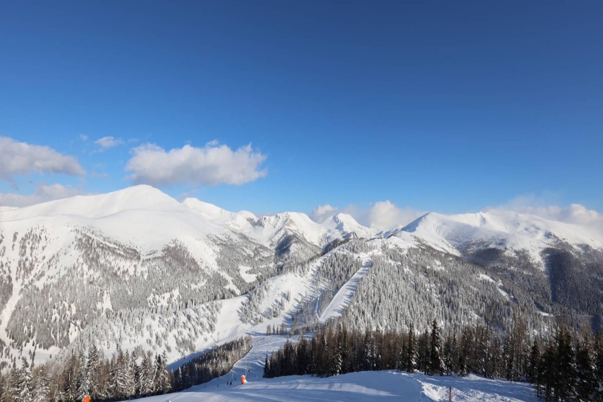 Kitchen, bedroom(single bed, single bed, double bed), bedroom(double bed), bathroom(shower), bathroom(bath tub), electric kettle, oven, fridge, balcony, garden, parking, hairdryer, dishes and cutlery