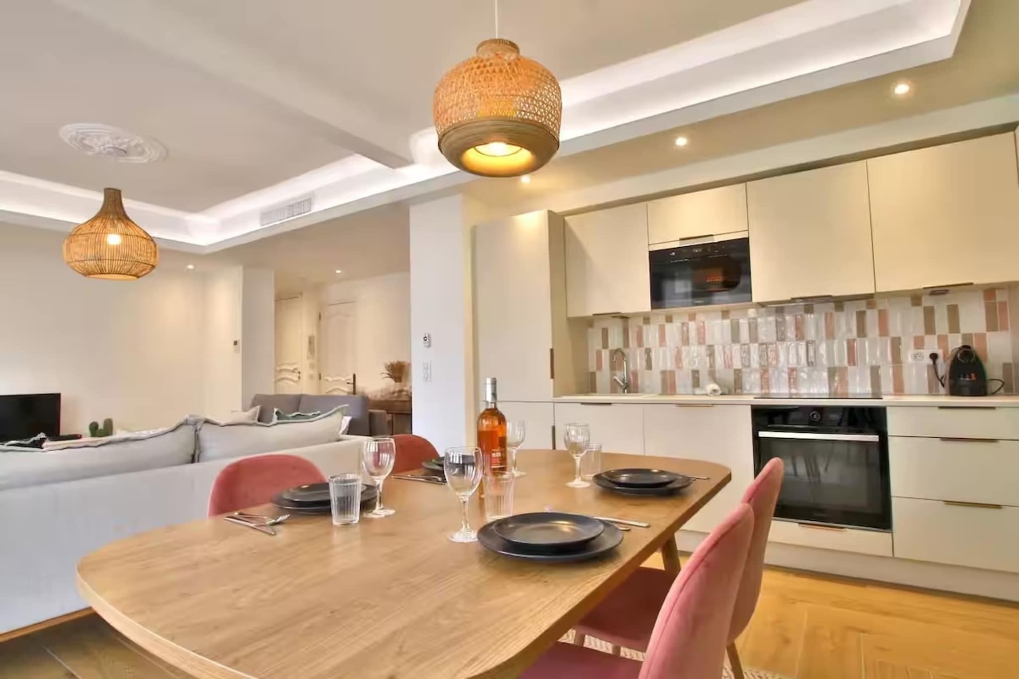 This modern apartment, located in the heart of Antibes, offers the perfect blend of comfort and convenience for up to 4 guests. Just a 5-minute walk from the sandy beaches and the train station, it's an ideal base for exploring the vibrant city. Completely renovated, the apartment features a bright, spacious living room, a fully equipped open kitchen, a cozy bedroom with a comfortable bed, and a modern shower room. Whether you're here for a short getaway or a longer stay, this apartment ensures a comfortable and stylish experience. Antibes offers a wealth of nearby attractions and activities. The beaches are just a short stroll away, where you can relax by the Mediterranean Sea, or enjoy water sports and beach clubs. The town center is brimming with shops, restaurants, cafes, and supermarkets, providing everything you need within walking distance. The apartment is fully equipped with everything you need for a hassle-free stay. Enjoy the comforts of a modern living room with a sofa bed and relaxation area, a fully functional kitchen for preparing meals, and a stylish bathroom with a walk-in shower and essential amenities. Guests also benefit from complimentary sheets and towels, with the option of a travel cot available upon request.