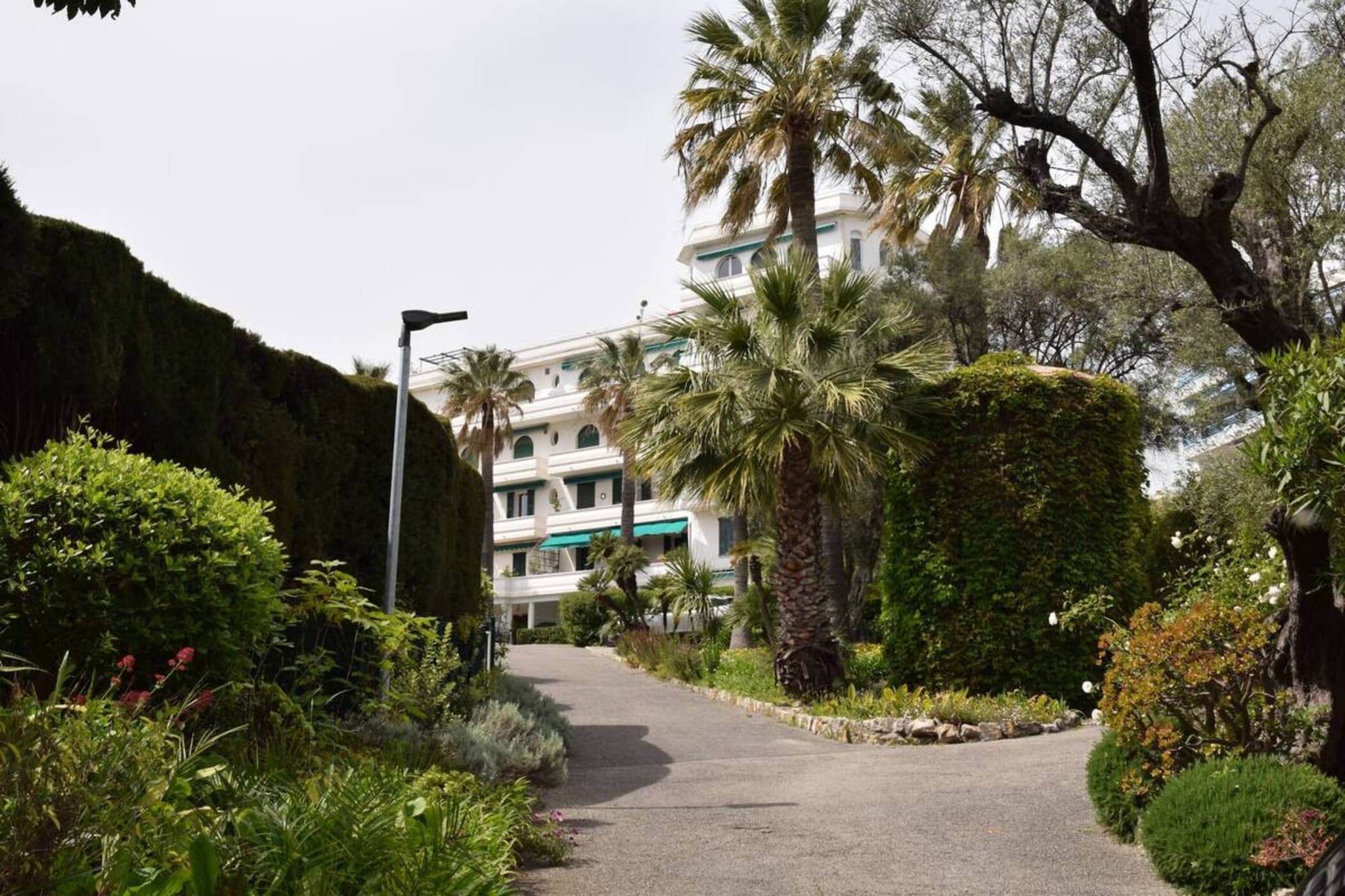 Juan-les-Pins Vue Mer Plage Piscine et Tennis-Areas summer 1km