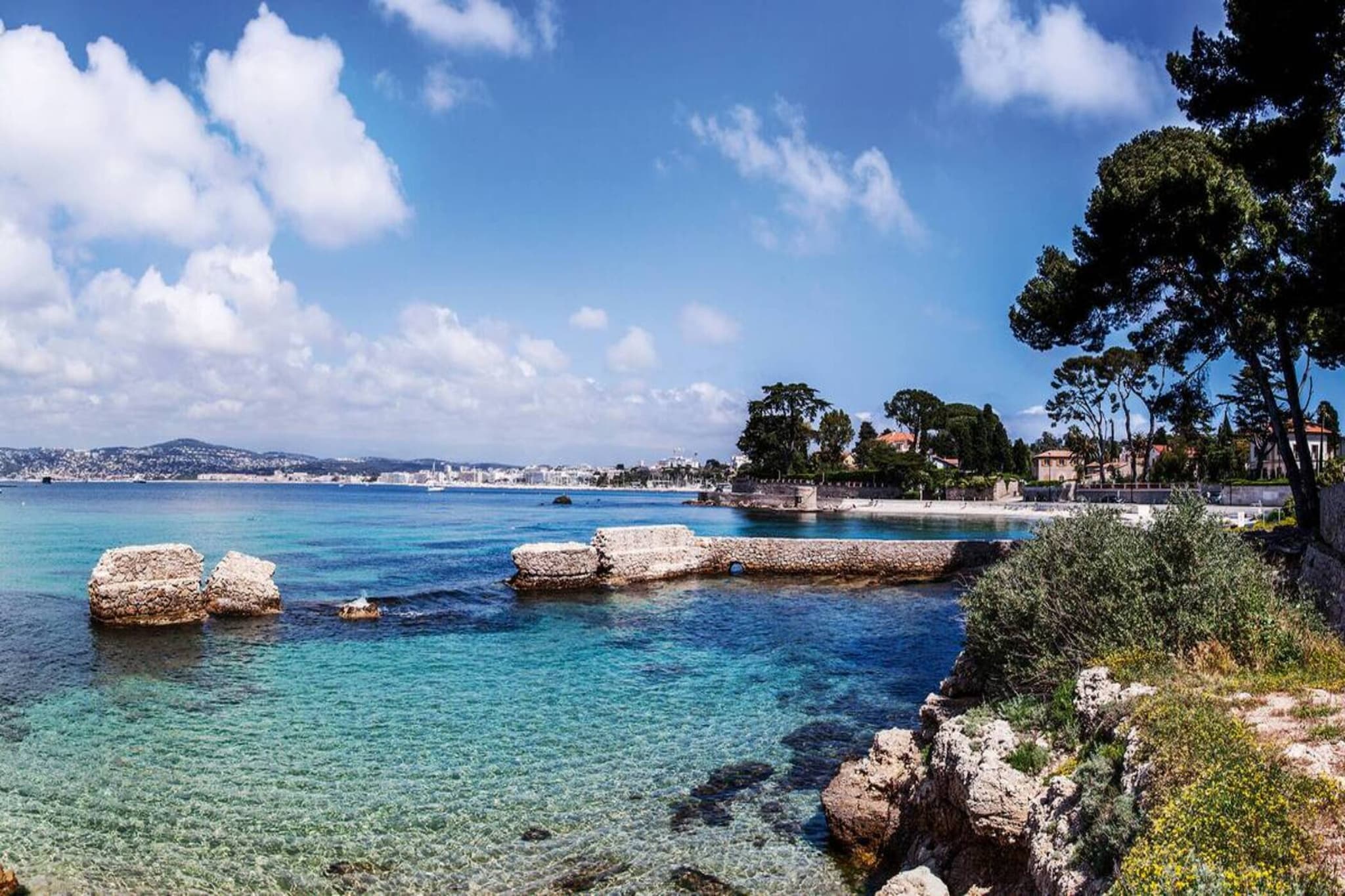 Juan-les-Pins Vue Mer Plage Piscine et Tennis-Areas summer 5km