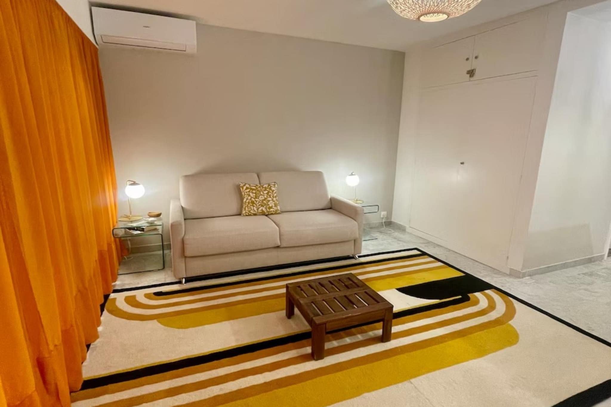 Our fully renovated apartment offers a welcoming retreat on the Côte d'Azur, just a 5-minute walk from the sandy beaches of La Salis and l'Îlette. Bright and air-conditioned, it features a comfortable living area with a sofa bed, a modern bathroom, and a fully equipped kitchen. The highlight is the spacious terrace, accessible through a veranda that can be fully opened to enjoy the sunshine and sea air. A private on-site parking space adds extra convenience. The location is ideal for a car-free holiday. Shops, supermarkets, restaurants, and boutiques are all just a short walk away, while the beaches are minutes from the door. A bus stop is located only a few meters away, making it easy to move around locally, and Antibes SNCF train station offers quick access to nearby destinations such as Nice, Cannes, and Monaco. Designed for both comfort and independence, the apartment provides free Wi-Fi, air conditioning, and linens and towels for a worry-free stay. Guests can relax indoors or take advantage of the terrace for outdoor dining and peaceful evenings. With its combination of modern amenities, excellent location, and a private outdoor space, this apartment is an ideal choice for a memorable holiday on the Côte d'Azur. The accommodation includes a sofa bed as the main bedding. and the sleeping arrangement is a sofa bed
The check-in process requires that guests contact the homeowner 24 hours before arrival to arrange key collection and access details.