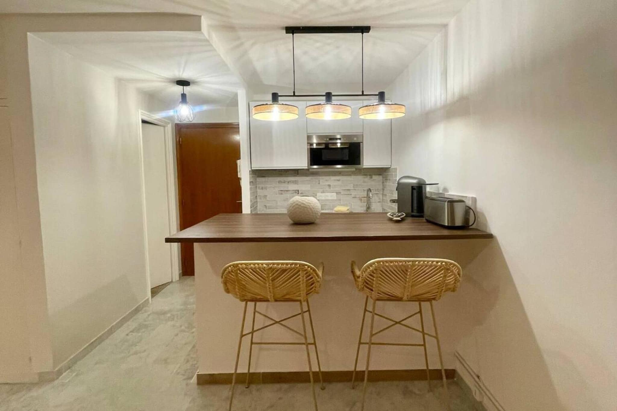 Living room(TV, dining table, seating area), Kitchenette(dining table, electric kettle, toaster), bedroom(double bed), bathroom(shower, washbasin, toilet), washing machine, air conditioning, parking, Alarm