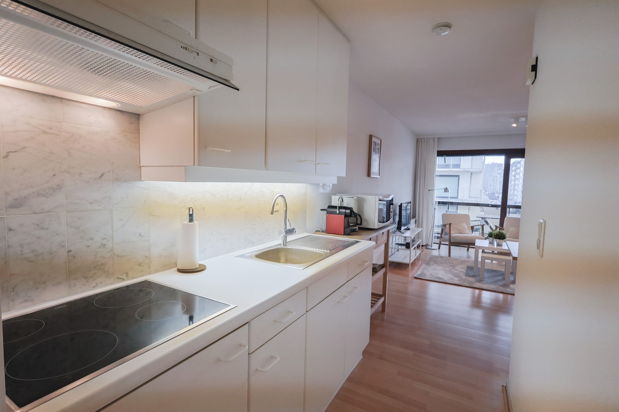 This cozy studio offers a comfortable stay just steps from the dike and the beach. Thoughtfully designed for up to four guests, it features two sofa beds, each 140 cm wide, ensuring a restful night’s sleep. The inviting living space is stylishly furnished, creating a warm and relaxing atmosphere. Step onto the terrace in the morning and enjoy the first rays of sunshine while taking in the refreshing sea air. The studio is entirely smoke-free and does not allow pets. Entertainment options include a flat-screen TV, digital television, and a radio, while electric heating ensures year-round comfort.
Perfectly situated near the coastline, this studio provides easy access to scenic walking and cycling routes along the dike. Take a leisurely stroll to nearby cafés and restaurants, where you can savor fresh seafood and local specialties. A variety of shops and markets are within reach, offering everything from regional delicacies to unique souvenirs. Whether you prefer exploring the vibrant town center or unwinding by the shore, this location has something for everyone.
Designed for convenience, the studio includes a fully equipped kitchenette with a microwave, fridge with freezer compartment, coffee maker, and Nespresso machine. The modern bathroom features a bath, sink, and toilet, ensuring a comfortable stay. Located on the third floor, the studio offers a beautiful side sea view, making it an ideal coastal retreat.