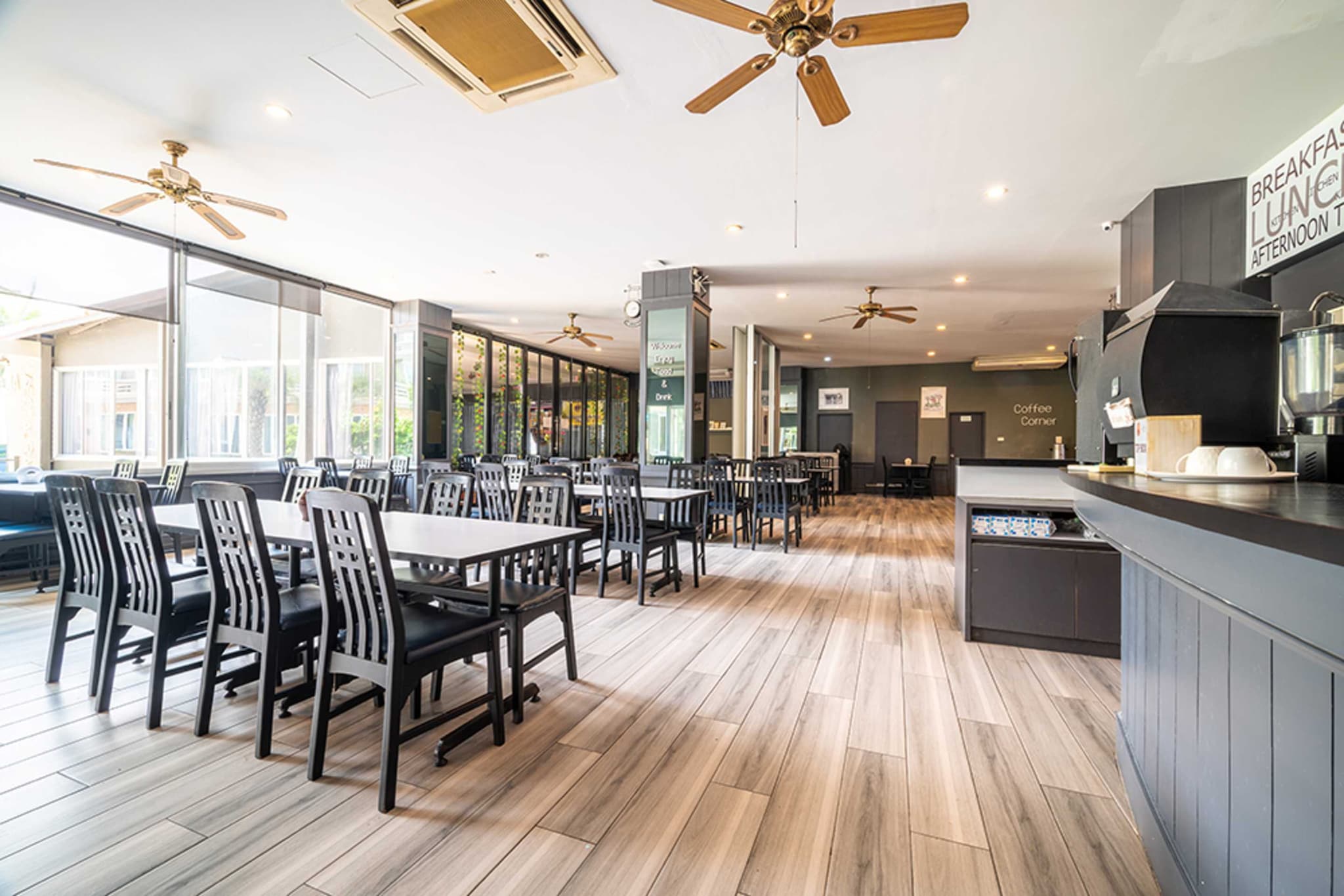 bedroom(double bed, seating area, bar, shower, air conditioning, Towels incl., Room-darkening shades), bathroom(shower, washbasin, Towels incl., shampoo, body soap, Essentials)