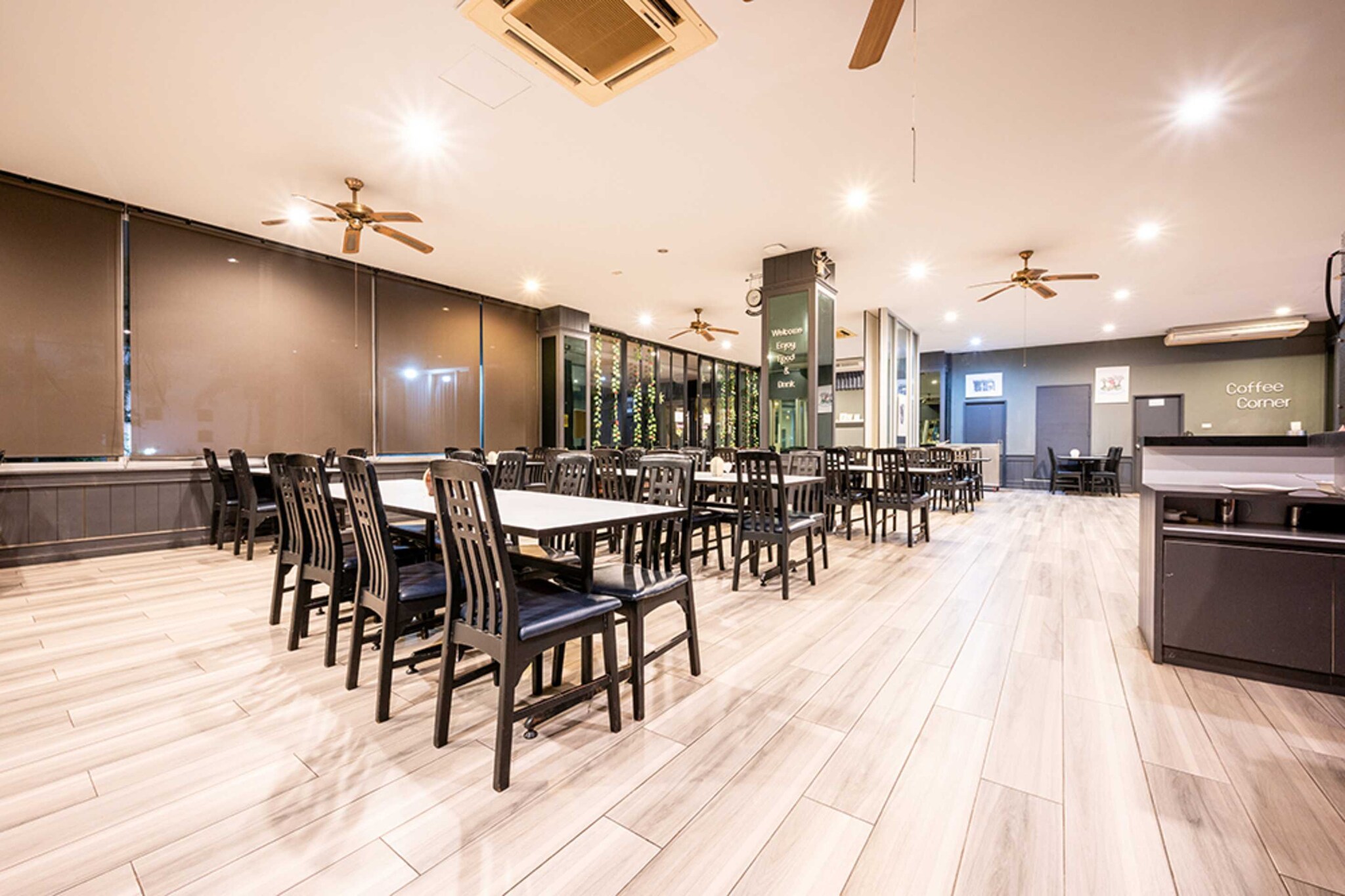 bedroom(single bed, double bed, seating area, bar, shower, air conditioning, Towels incl., Room-darkening shades), bathroom(shower, washbasin, toilet, Towels incl., shampoo, body soap, Essentials)