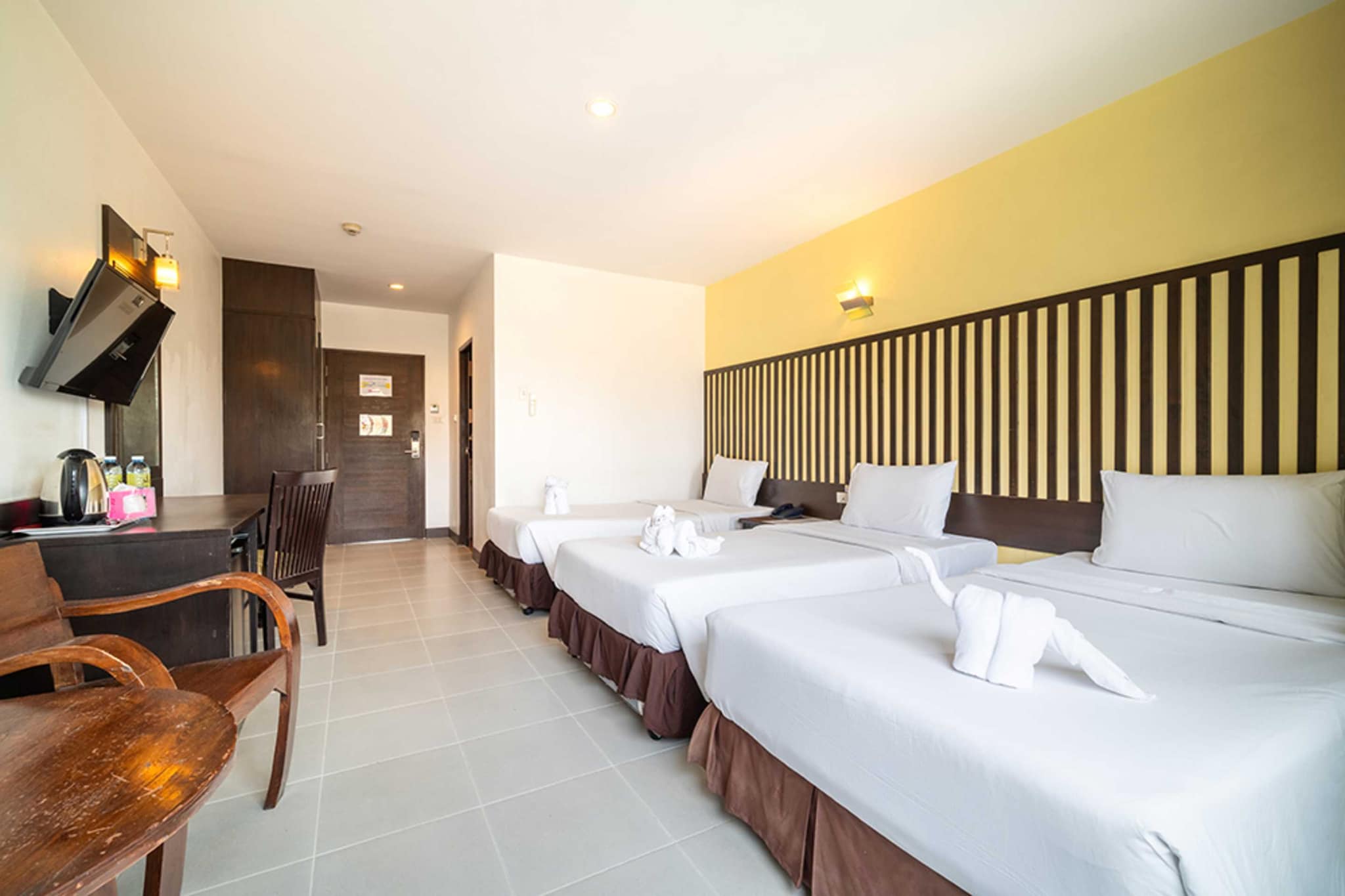 bedroom(single bed, double bed, seating area, bar, shower, air conditioning, Towels incl., Room-darkening shades), bathroom(shower, washbasin, Towels incl., shampoo, body soap, Essentials)