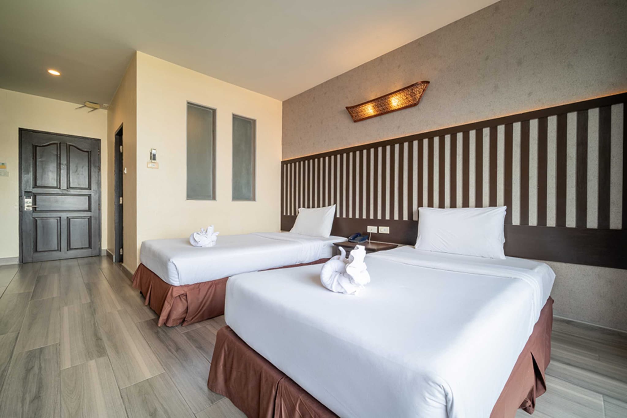 bedroom(double bed, seating area, bar, shower, air conditioning, Towels incl., Room-darkening shades), bathroom(shower, washbasin, Towels incl., shampoo, body soap, Essentials)