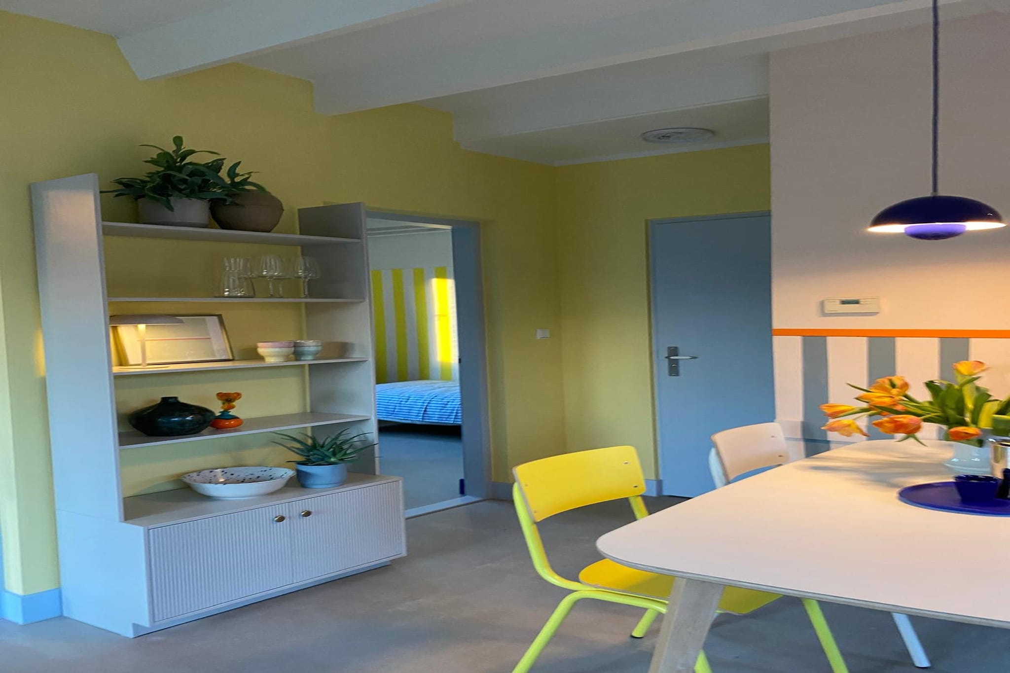 Ground floor: (Entrance, hall, open kitchen(electric kettle, toaster, cooker(4 ring stoves, ceramic), hood, coffee machine(filter), oven, dishwasher, fridge(+ freezer)), Living/diningroom(TV(cable, flatscreen, dutch television channels), dining table, seating area, radio, CD player, stereo unit), bedroom(double bed), bedroom(single bed, single bed), bathroom(shower, washbasin, toilet, hairdryer))\n\nheating(central, gas), terrace(private, 40 m2), garden(fenced), garden furniture, BBQ(electric), parking, deckchairs, boules court(shared with other guests), play equipment(shared with other guests), high chair, Garden shed, baby crib(free)