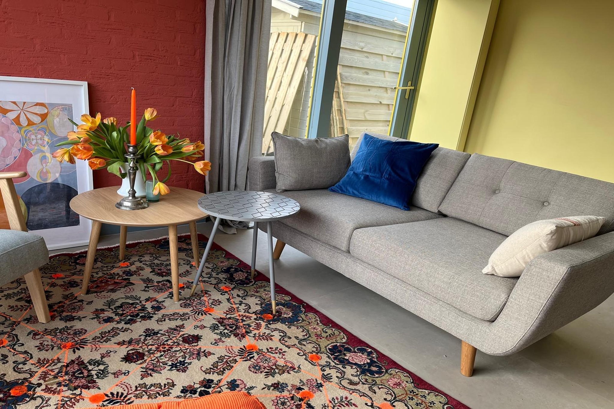 This modern holiday home in Noordwijkerhout invites you and your family for a fantastic holiday! The house has a spacious garden and a terrace where you can sit together. You can have a wonderful barbecue while enjoying your favorite cup of coffee or tea.

The house is beautifully situated close to the forest and dunes, ideal for taking beautiful walks. The lake is 300 m away where you can relax. At the same distance you will find the supermarket to buy the necessities for your stay. The children can play in the playground 100 m away. The train station is 2.5 km away.

The house is fresh and colorfully decorated. In the living room you will find a cozy sitting area. Prepare delicious meals in the well-equipped kitchen. The bedrooms are comfortably furnished, equipped with good beds for a perfect night's sleep. For your convenience, there is a washing machine and a dryer.
