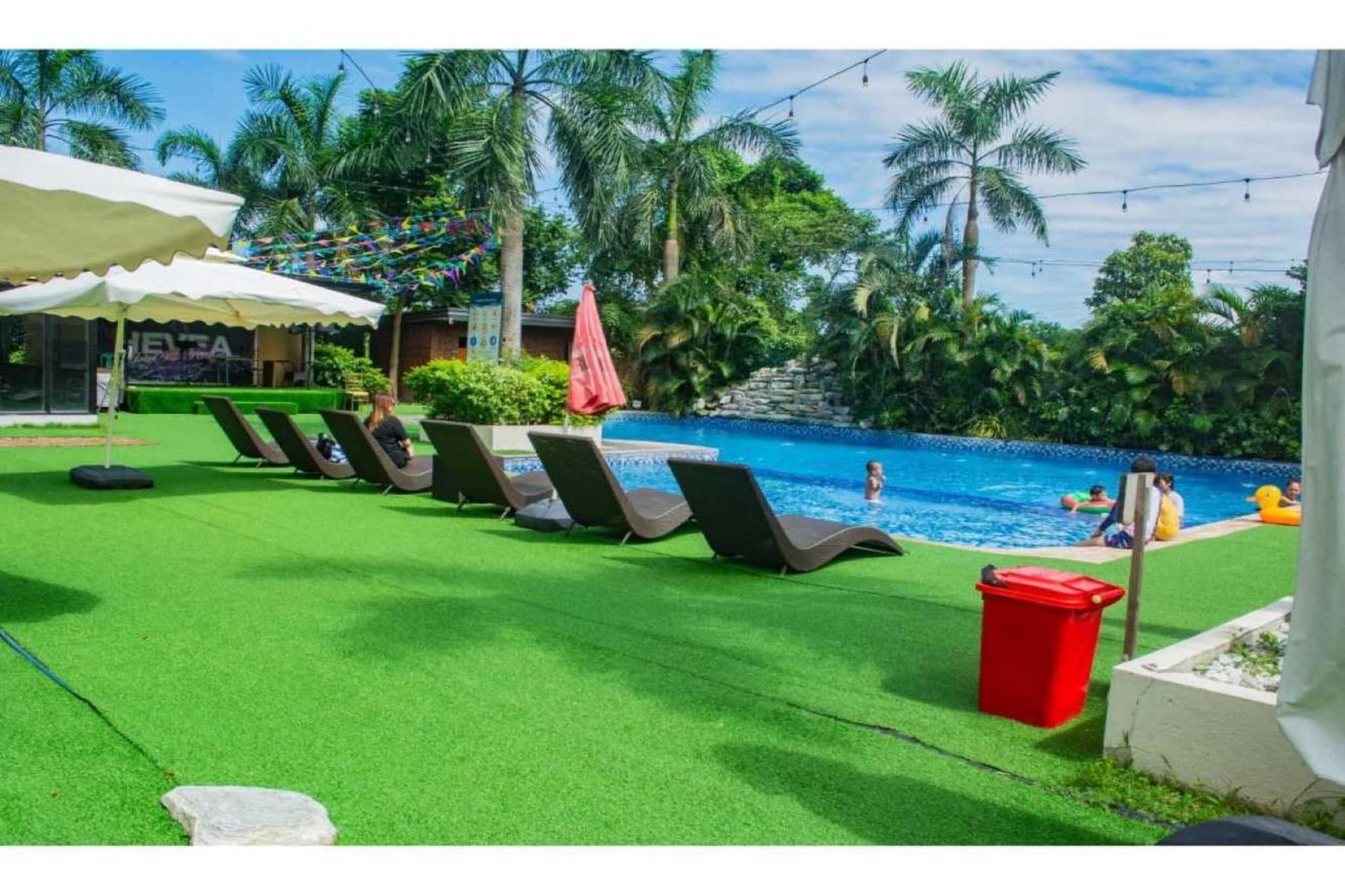 Ground floor: (bedroom(double bed, TV, seating area, air conditioning, telephone), bathroom(shower, toilet, hairdryer, Towels incl., shampoo, body soap))\n\nparking, lift