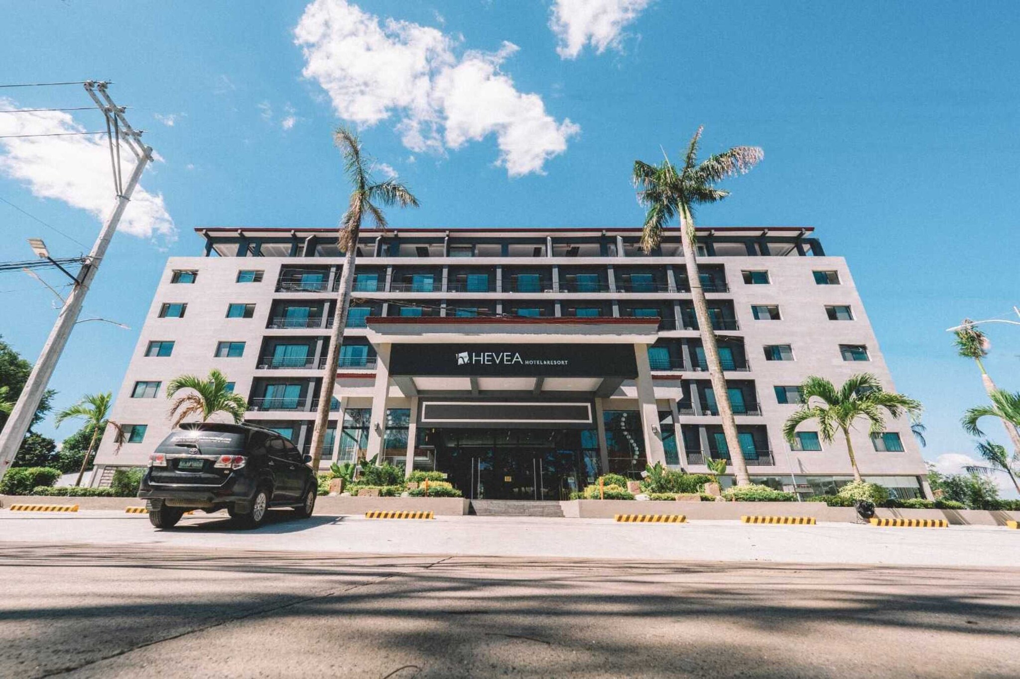 Ground floor: (bedroom(double bed, TV, seating area, air conditioning, telephone), bathroom(shower, toilet, hairdryer, Towels incl., shampoo, body soap))\n\nparking, lift