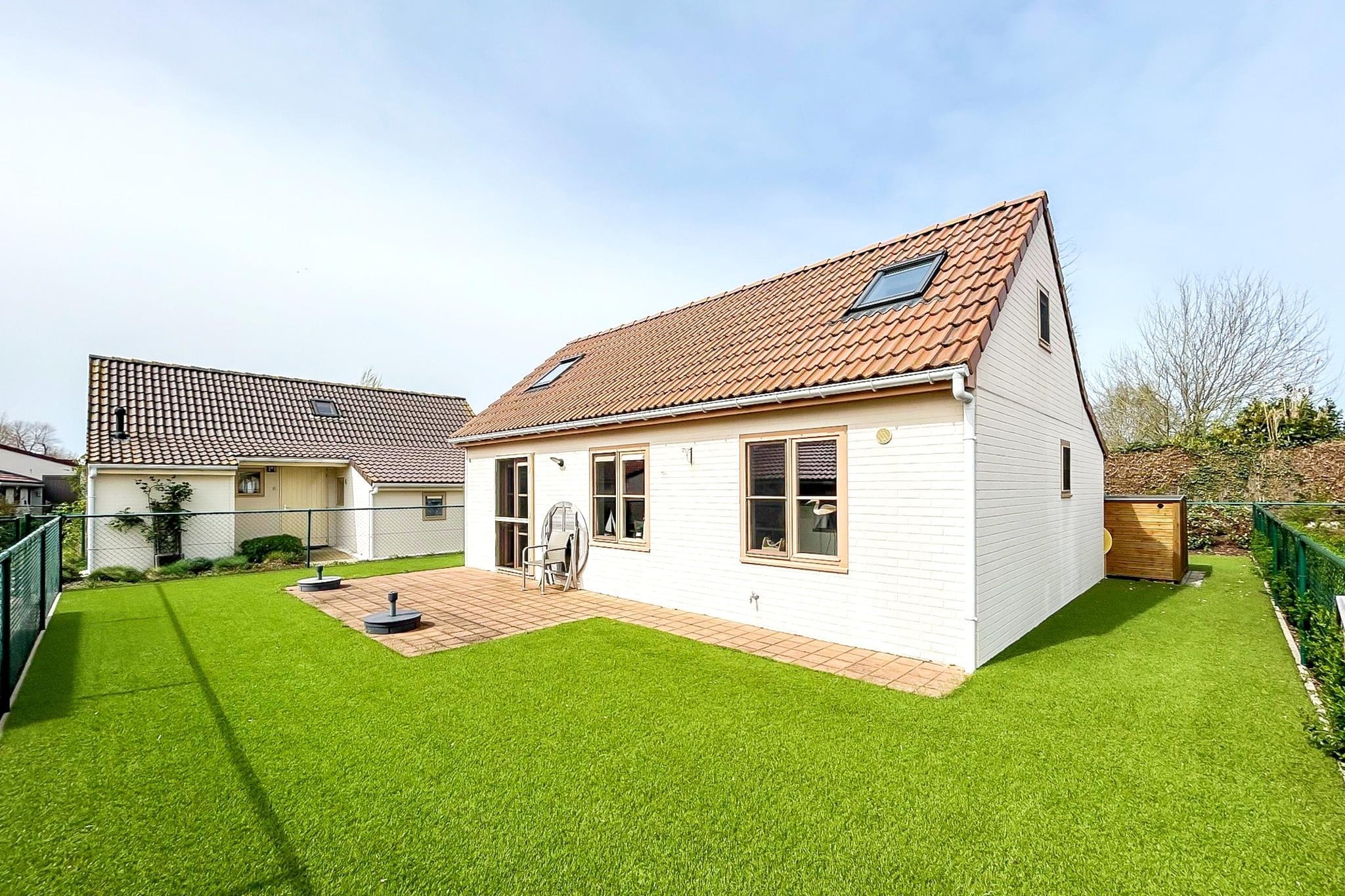 Welcome to your enchanting escape—a cozy cottage where modern comforts meet a warm, inviting atmosphere. Step into the heart of the home, where the living room features a flat-screen TV with Chromecast for seamless streaming. With high-speed WiFi available, you can enjoy your favorite shows or plan nearby adventures while basking in the gentle warmth of gas central heating. The open kitchen is a chef's delight, equipped with a dishwasher, Senseo coffee maker, Dolce Gusto machine, combi-oven, and induction hob—perfect for crafting delightful meals for family and friends.

This delightful cottage includes three inviting bedrooms that blend comfort with functionality. On the ground floor, a beautifully appointed bedroom boasts a luxurious 1.60m double bed dressed in cozy duvets for restful nights. Upstairs, you'll find two identical bedrooms, each with two twin beds (90cm), ensuring ample sleeping space for everyone. The stylish bathroom features a walk-in shower and washbasin, complemented by a separate toilet for added convenience.

A true highlight of this property is the sunny enclosed garden, ideal for children to play and adults to relax with a book or drink. Enjoy the garden furniture under the shade of a parasol, enhanced by windbreaks for a delightful outdoor experience. Located just 3 km from Oostduinkerke Beach and a short drive from attractions like Plopsaland De Panne, this charming cottage strikes the perfect balance between relaxation and adventure. With parking for one car and a no-smoking policy indoors, it promises cherished moments in comfort and tranquility.

Please note that electricity, heating, and hot water consumption is not included and will be deducted from your deposit. Usage tends to be higher in winter months. (Maximum rates: €7.25/m³ water – €0.64/kWh electricity (day) – €0.44/kWh electricity (night) – €1.46/m³ gas).