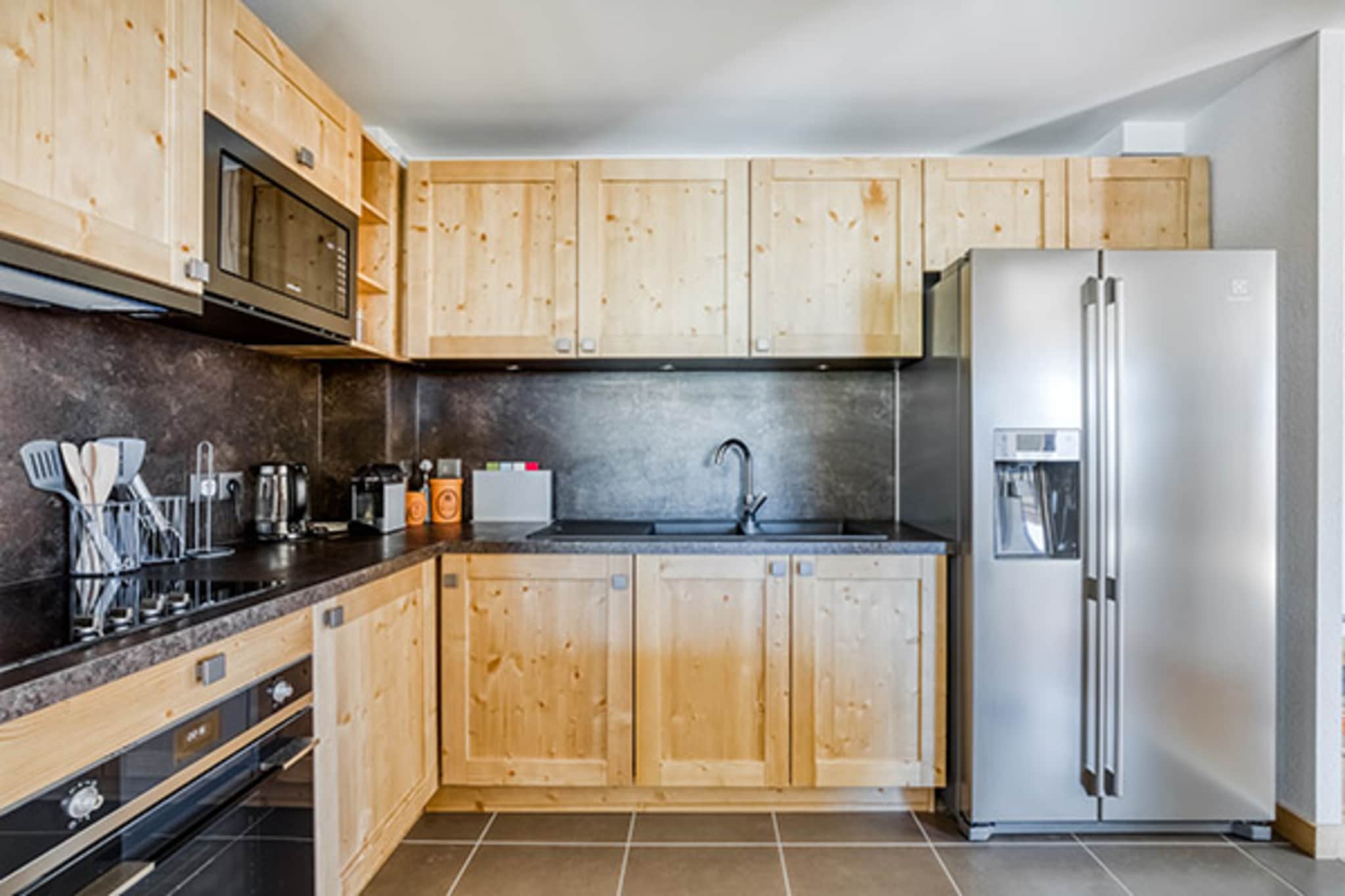 Living room(TV(flatscreen, satellite)), open kitchen(hob(ceramic), electric kettle, toaster, coffee machine, oven, microwave, dishwasher, fridge, dishes and cutlery), bedroom(double bed(150 x 190 cm)), bedroom(double bed(150 x 190 cm)), bedroom(single bed(90 x 190 cm), single bed(90 x 190 cm)), bedroom(double bed(150 x 190 cm)), bedroom(double bed(150 x 190 cm)), Cabin(single bed(90 x 190 cm)), bathroom(shower, toilet), bathroom(shower, toilet), bathroom(shower, toilet), bathroom(shower, toilet), bathroom(shower, toilet), toilet(toilet), toilet(toilet), playroom, Internet access, Parking, cot, sauna, balcony or terrace, swimming pool(shared with other guests, heated, indoor), high chair, Mountain view