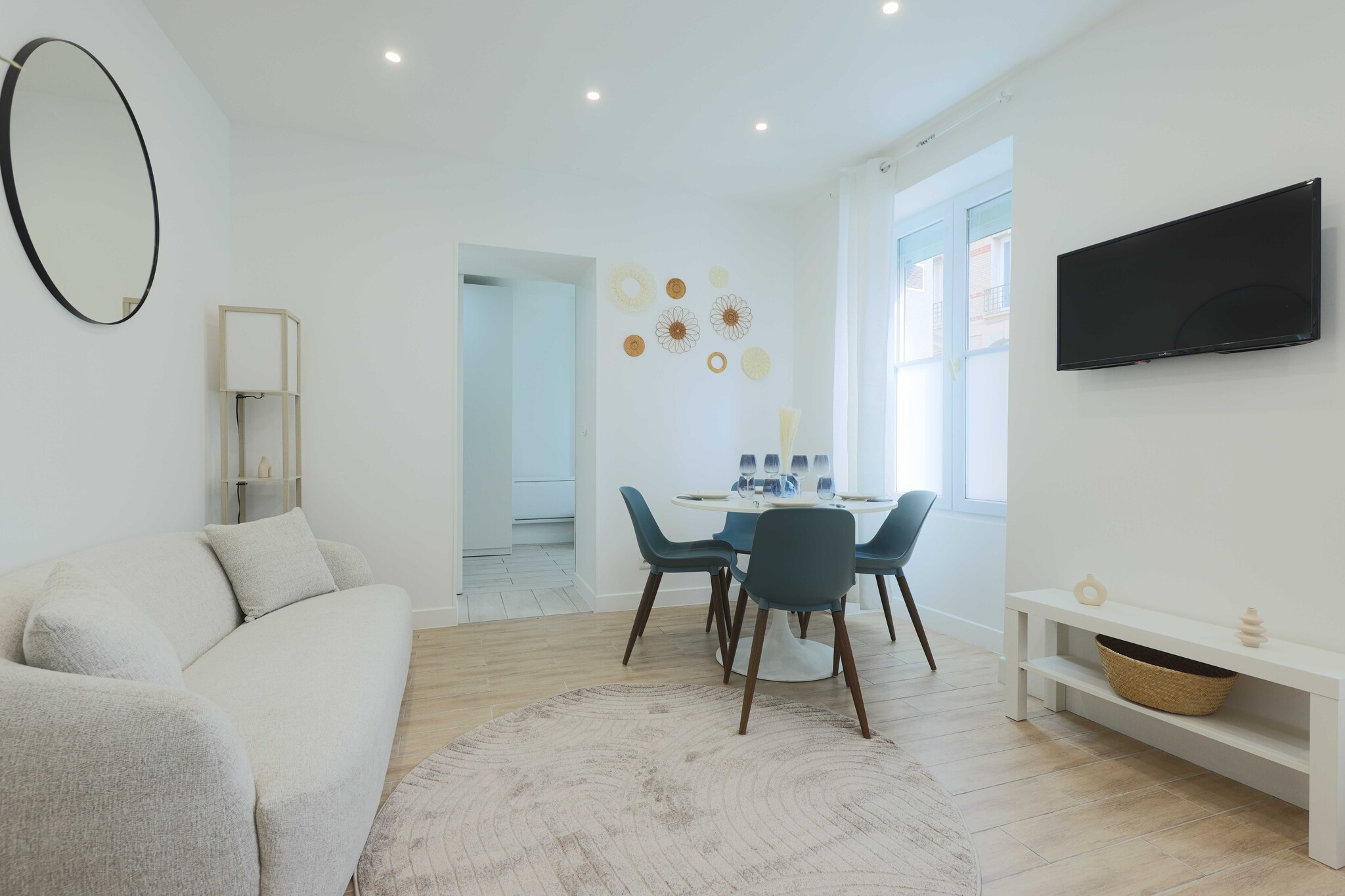📍Checkmyguest offers this modern 23 m² flat located at the gates of Paris, sleeping 2 people. Ideal for a tourist stay close to the Parisian capital.

🚋 The apartment's location allows for easy and quick access to the rest of Paris through various public transportation options:

- Metro: Boulogne Jean Jaurès (Line 10), located 6 minutes on foot
- Metro: Porte de Saint-Cloud (Line 9), located 20 minutes on foot
- Numerous bus lines (day and night)
- Vélib stations
- Several taxi companies available: Taxis G7 (most commonly used): call 36 07