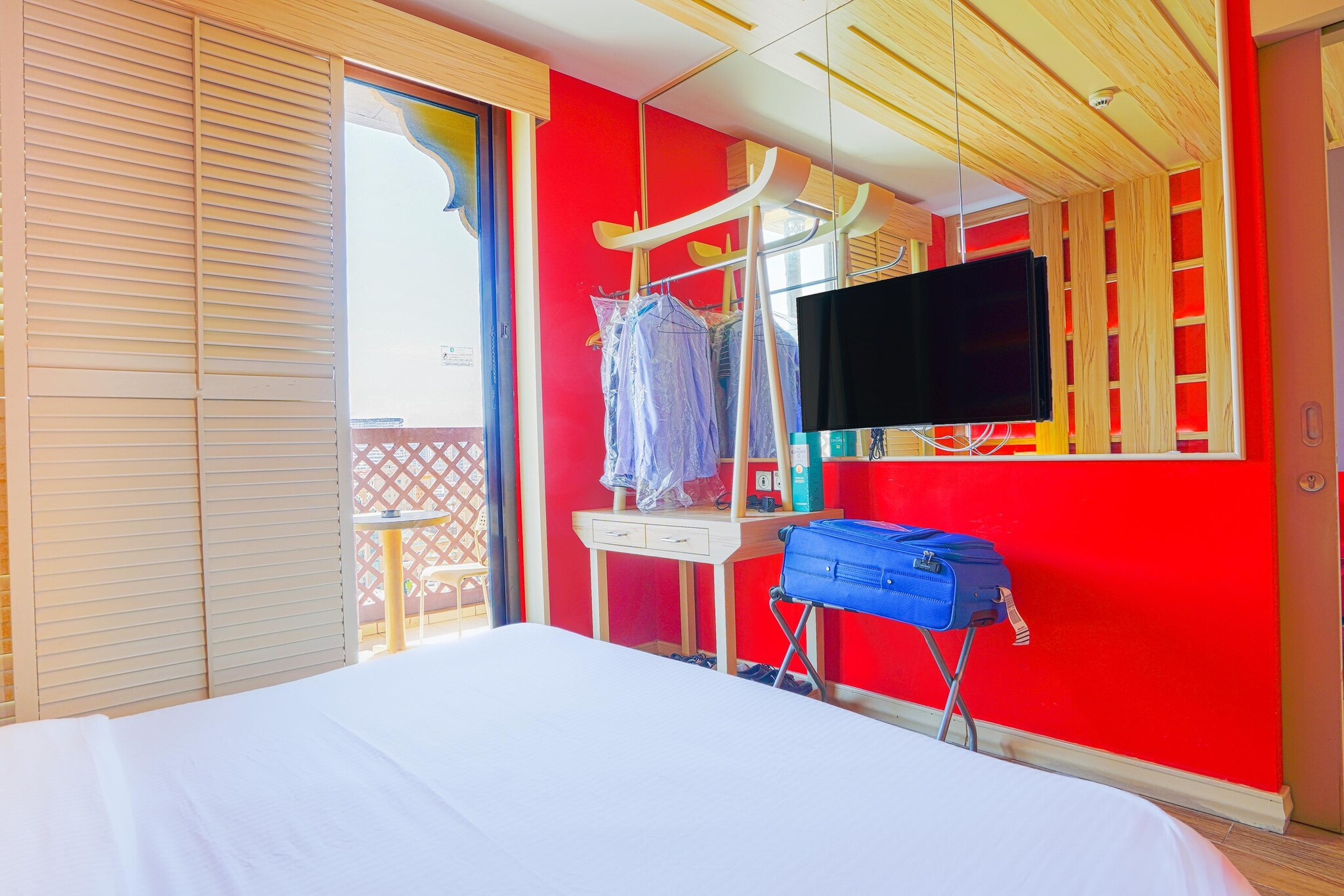 Ground floor: (bedroom(double king size bed, TV, seating area, air conditioning, telephone), bathroom(shower, toilet, bidet, hairdryer, Towels incl., shampoo, body soap))