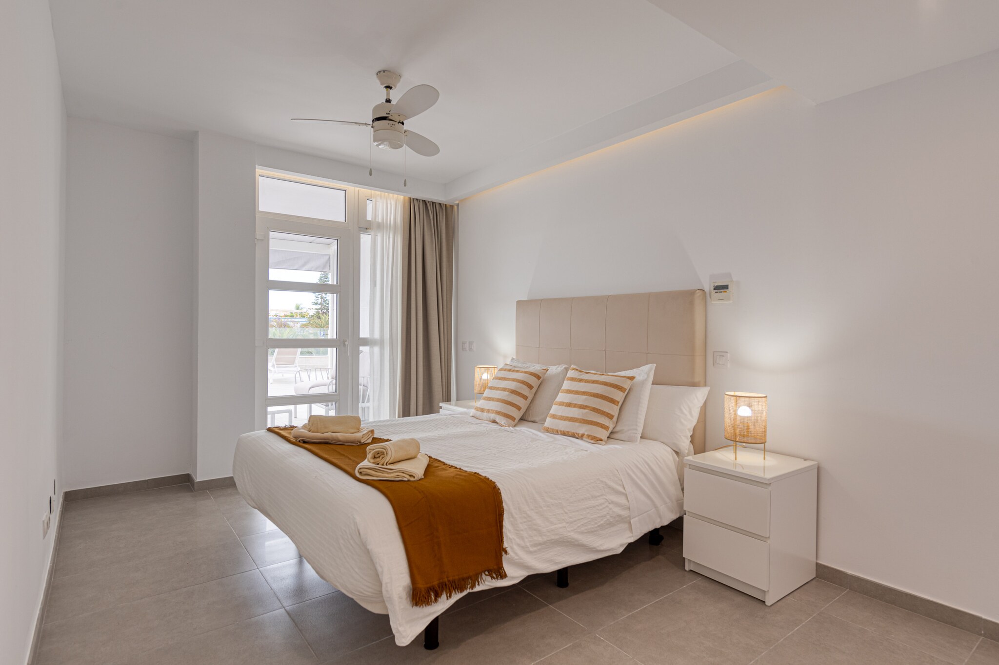 Are you dreaming of a vacation where comfort and exclusivity are seamlessly intertwined? Look no further than this modern apartment in the breathtaking Playa de Mogán. Nestled within a tranquil residential building, this apartment boasts high-quality materials and finishes, along with an unbeatable layout. Enjoy a spacious private terrace featuring stunning sea views, sun loungers, a cozy seating area, and high-speed 300 Mbps Wi-Fi for your convenience throughout your stay.
Designed with contemporary style, the apartment offers a fully equipped kitchen complete with a dishwasher and all necessary kitchen utensils, making meal preparation a breeze. The living room invites relaxation with its comfortable sofa and dining table, while a Smart TV provides access to a variety of international channels, including sports networks for fans of the Spanish League and the Premier League. The accommodation includes one bedroom with a double bed and a private bathroom with a shower, as well as an additional bedroom with two single beds and a second bathroom for added convenience.
Perfect for year-round enjoyment, this apartment guarantees a comfortable indoor and outdoor experience accompanied by beautiful beach views. For families, a cot and high chair are available upon request. The property is situated in a quiet residential area, ensuring a peaceful atmosphere for all guests. Additionally, parking can be arranged in a public garage nearby at an affordable rate. Located just 100 meters from the beach, restaurants, and shops, with golf courses and shopping centers a short drive away, this apartment is the ideal base for exploring all that Gran Canaria has to offer.