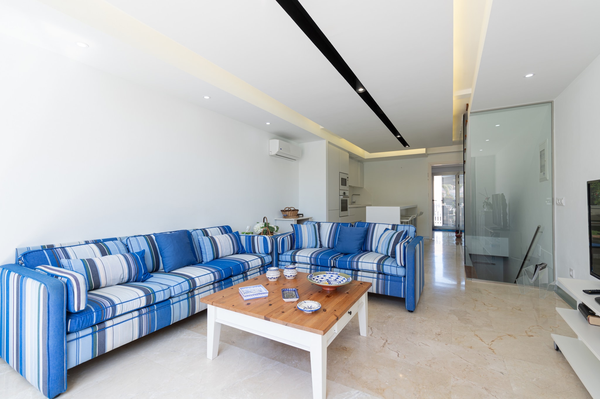 This charming holiday home offers a comfortable stay for families or small groups, with the capacity to accommodate up to 7 guests. The home features three well-sized bedrooms, including one with a double bed and two with single beds. The living area is equipped with a sofa bed, ensuring ample space for everyone. The property is pet-friendly, welcoming your furry companions on request. Additionally, the home includes a private terrace with direct access to the communal pool, creating a seamless indoor-outdoor living experience. A baby cot and high chair are available upon request, making it an ideal choice for families with young children. Guests will also enjoy high-speed Wi-Fi, air conditioning, and easy access to a children’s playground.

Located just 250 meters from the beach, this holiday home is in close proximity to key local attractions. The marina is only 200 meters away, offering a peaceful environment with easy access to water-based activities. A supermarket is conveniently situated 200 meters from the property, while restaurants and shops are a short distance away. The Maspalomas Dunes are a 10-minute drive, and the lively Meloneras area is only 5 minutes by car, providing an abundance of dining and entertainment options. The airport is 35.4 km away, ensuring a quick transfer to and from the property.

The holiday home boasts a fully equipped kitchen with modern appliances, including a dishwasher, ensuring ease of meal preparation. The bathrooms are fitted with showers, providing a refreshing experience after a day of exploration. A laundry room adds convenience for longer stays.