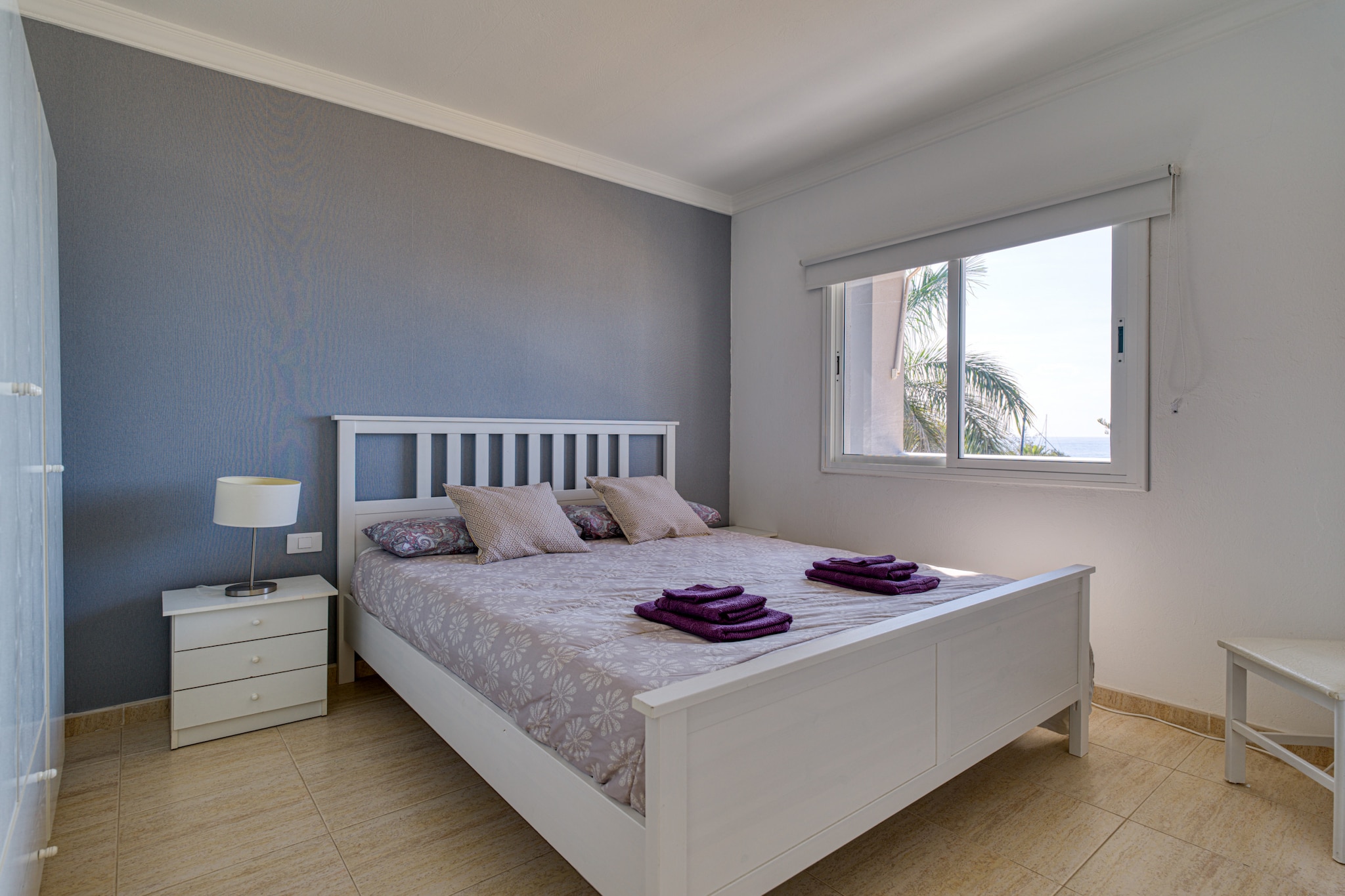 Imagine waking up to the soothing sounds of the waves and the breathtaking views of Playa de Mogán right outside your door. This beachfront house is your ideal escape in the stunning south of Gran Canaria. Nestled in a peaceful residential building, the property showcases quality materials and thoughtful finishes, ensuring a comfortable stay. The highlight is the large private terrace, where you can soak in mesmerizing sea views while enjoying a morning coffee or unwinding in the seating area with your loved ones.
Elegantly renovated with a modern touch, the house features an open layout that maximizes space and light. Step into the well-equipped kitchen, ready for all your culinary adventures, and gather in the inviting living room adorned with a sofa, dining table, smart TV, and air conditioning for your comfort. With two beautifully appointed bedrooms, one with a double bed and another with two single beds, this residence accommodates families and groups seamlessly.
Designed for year-round enjoyment, this residence boasts free and unlimited Wi-Fi throughout, allowing you to stay connected even as you relax and unwind. Please note that this is a residential area, and we kindly request that you adhere to guidelines to ensure a peaceful environment for all guests. A cot and high chair are available upon request to accommodate the little ones. Located on the second floor without elevator access, your oasis offers easy access to the beach, ensuring that unforgettable moments in your tropical paradise await you. I’m here to assist you with recommendations and make sure you have a memorable vacation experience!