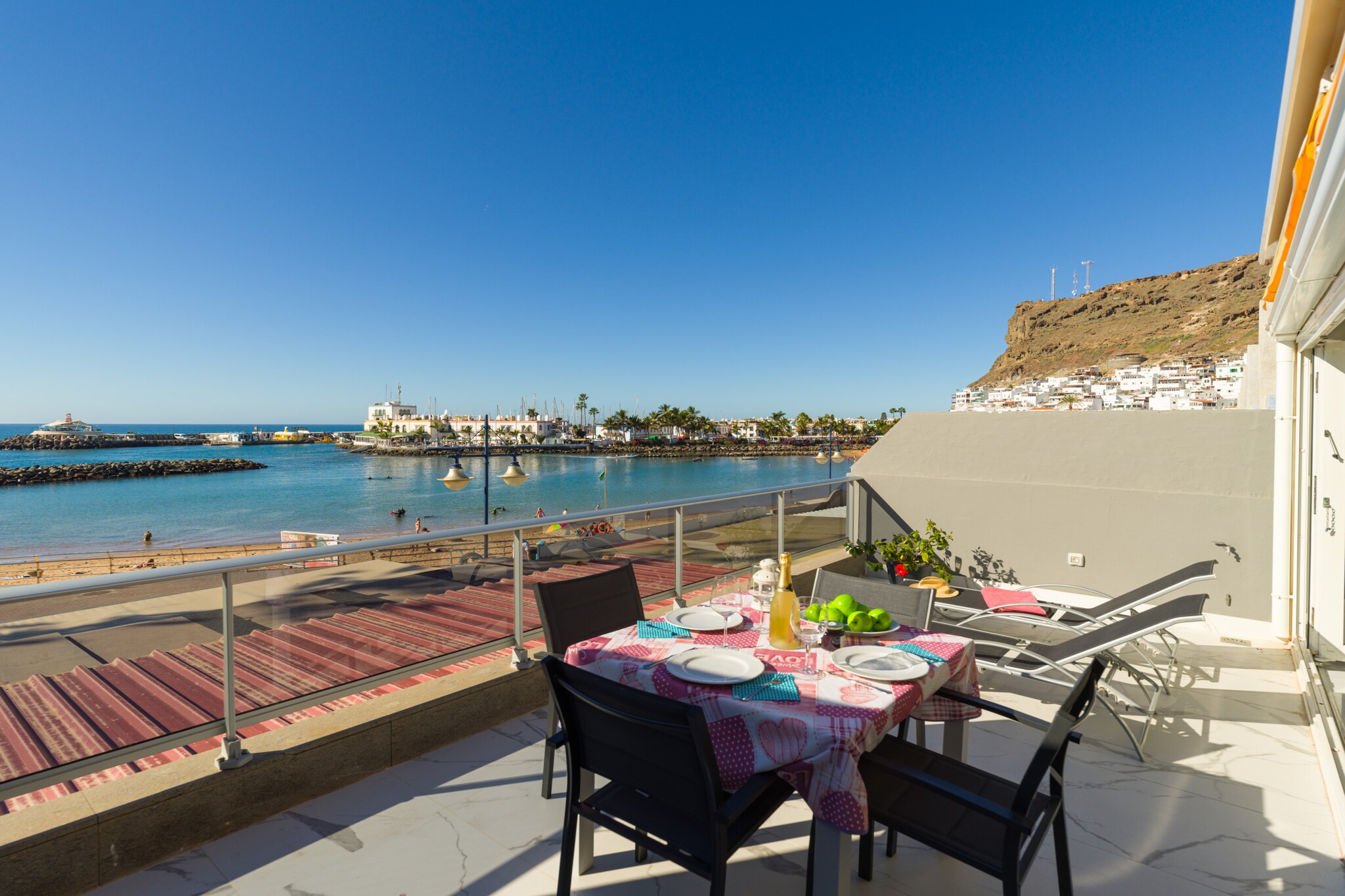 open kitchen(electric kettle, toaster, coffee machine, oven, microwave, dishwasher, fridge, freezer, Juicer, dishes and cutlery), Living/diningroom(TV, dining table, seating area), bedroom(single bed, air conditioning), bedroom(double bed, air conditioning), bathroom(shower), garage, Internet access, cot, washing machine, terrace, garden(fenced), sun loungers, sun loungers, parking, high chair, hairdryer, Alarm, Sea view